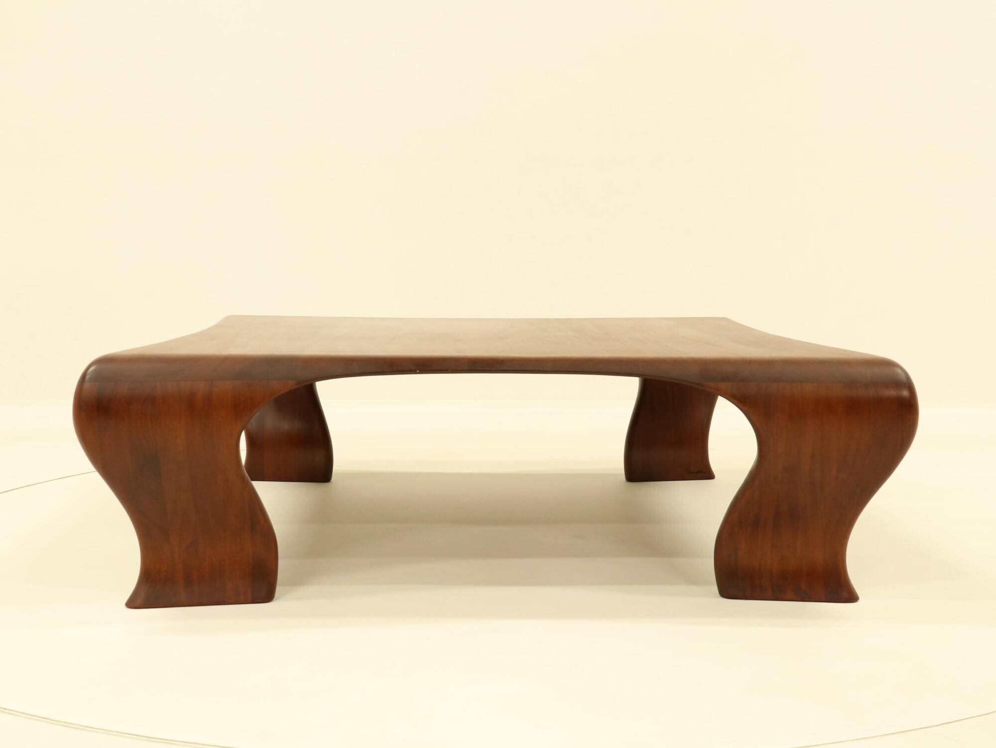 Table basse en Iroko massif par Marc Van Rampelberg