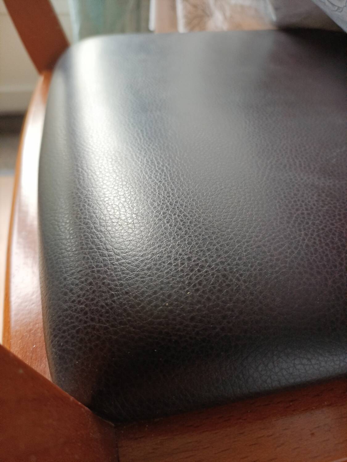Set of 4 wood and leather chairs