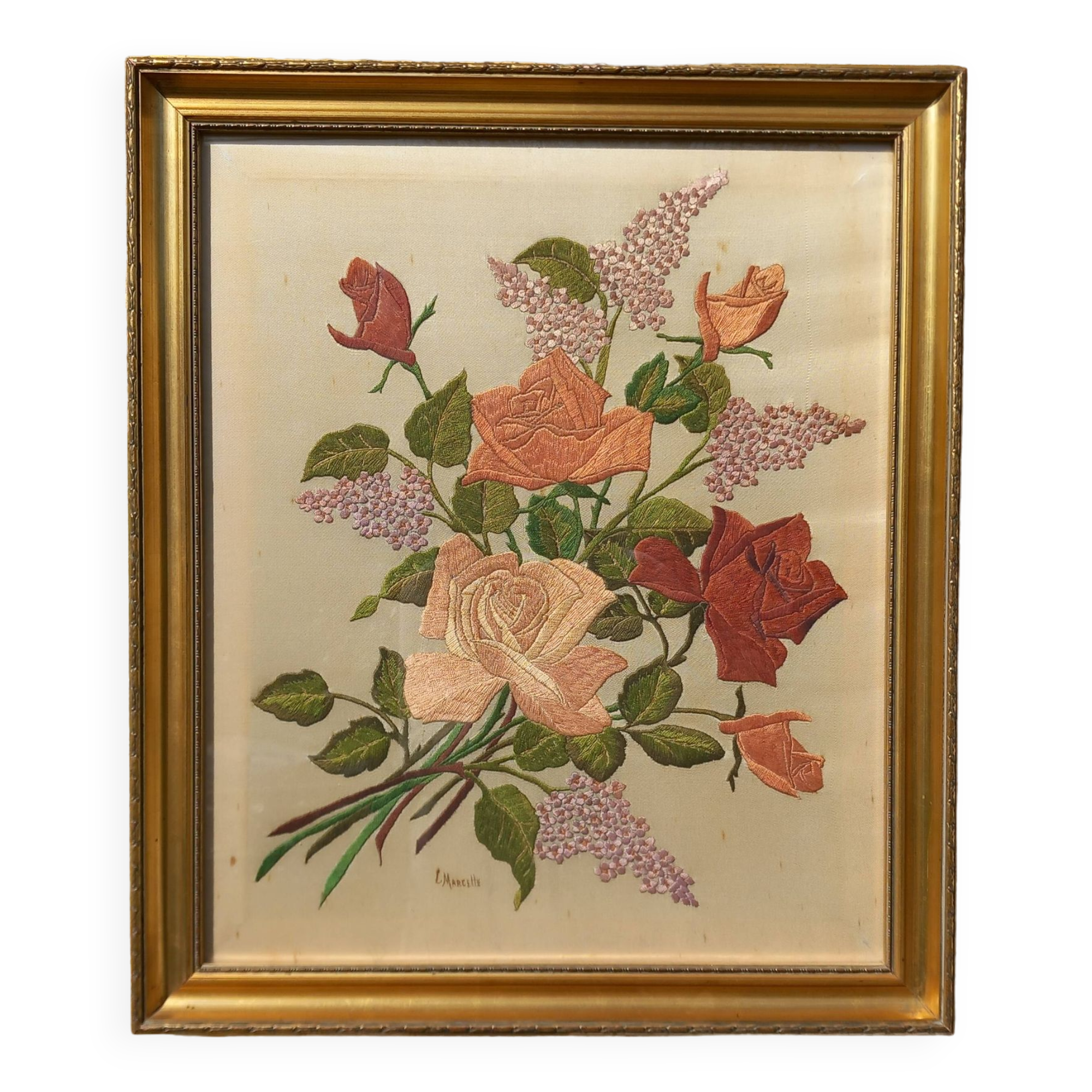 Composition florale roses et lilas. Peinture à  l'aiguille en soie