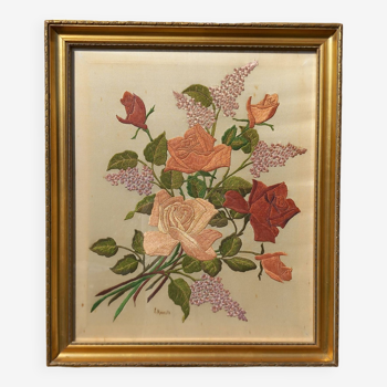 Composition florale roses et lilas. Peinture à  l'aiguille en soie