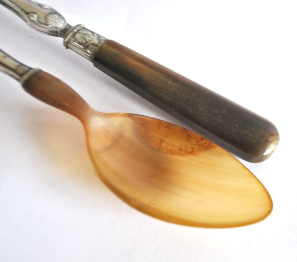 Couverts à salade ancien en corne – décor coquille 1900
