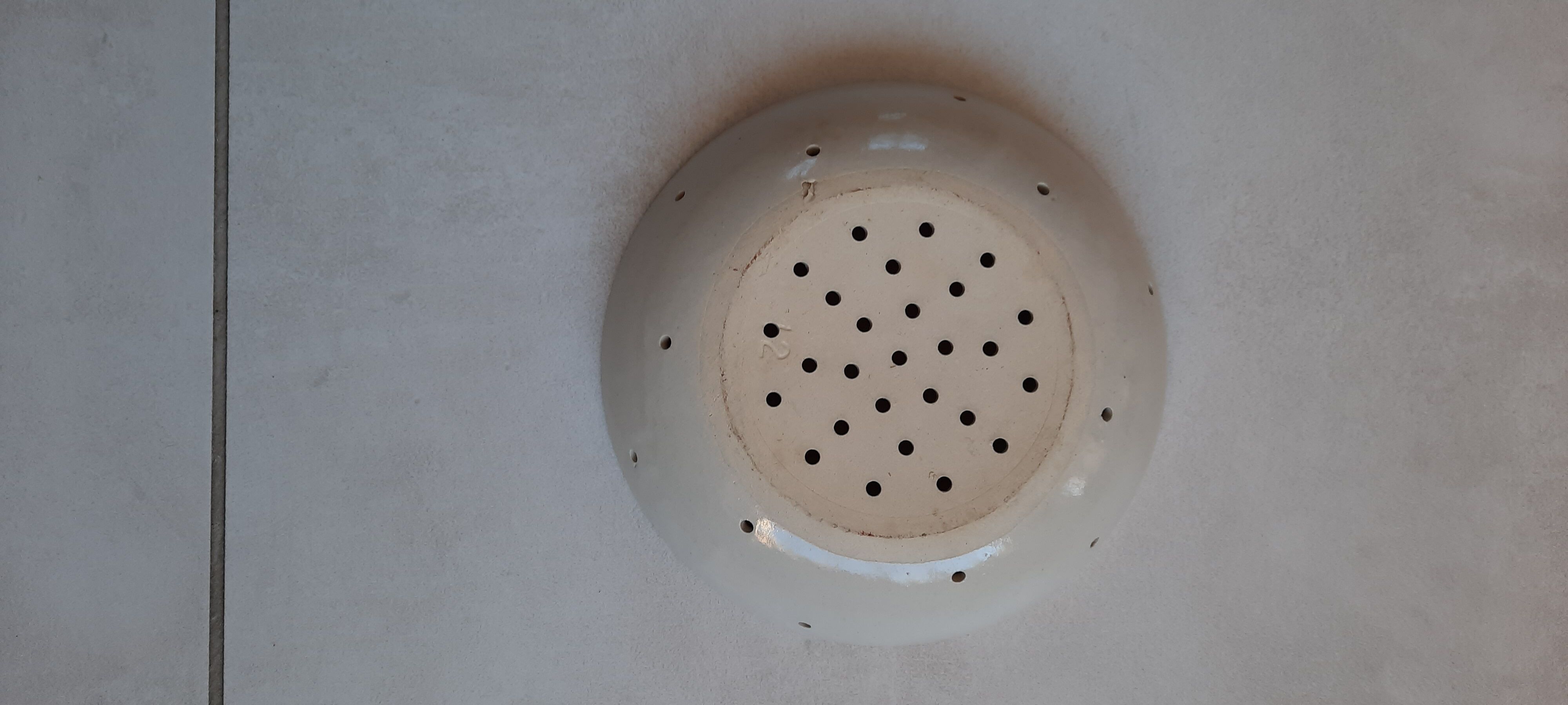 Flat drainer in beige glazed sandstone