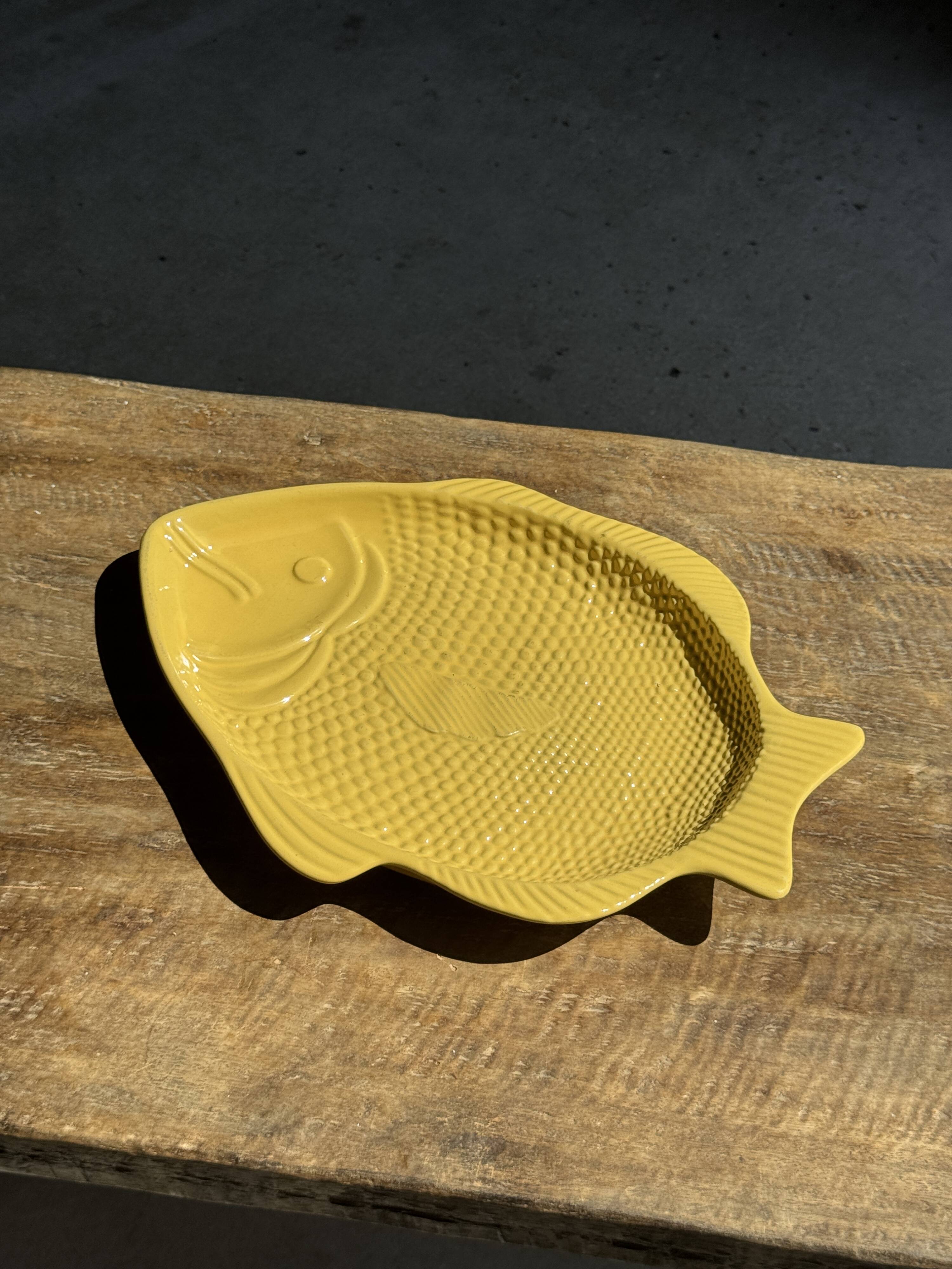 Yellow fish-shaped dish L38