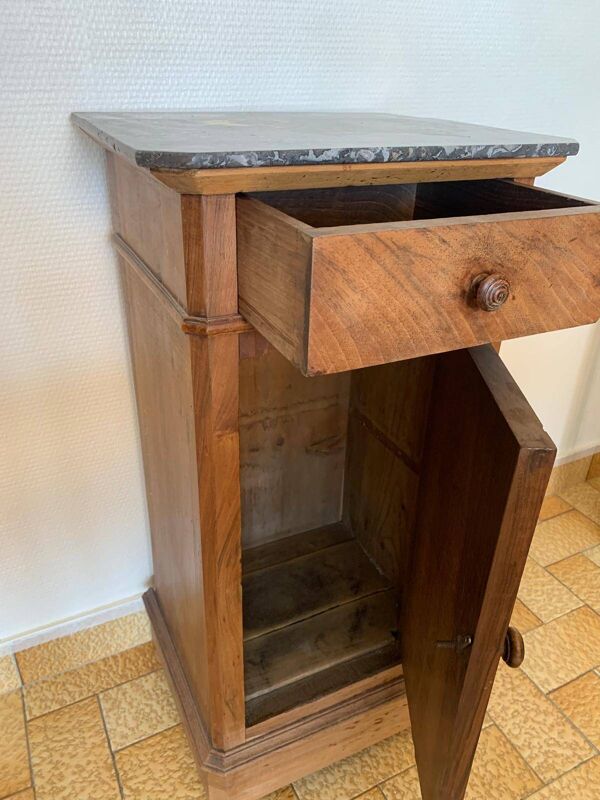 Table de chevet ancienne Restauration en noyer, plateau en marbre gris – XI