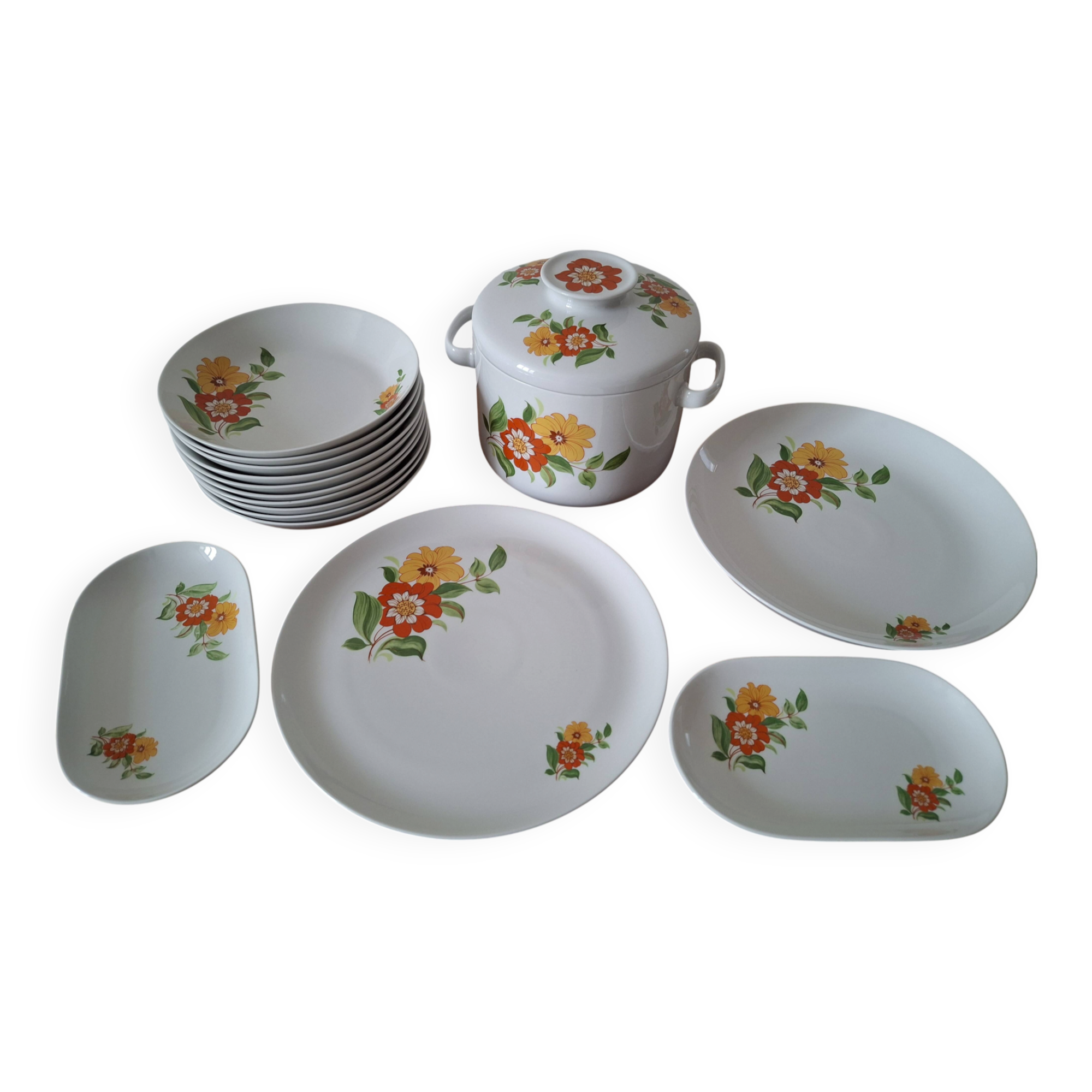 Vintage table service in Italian porcelain "Royal" with floral decoration.