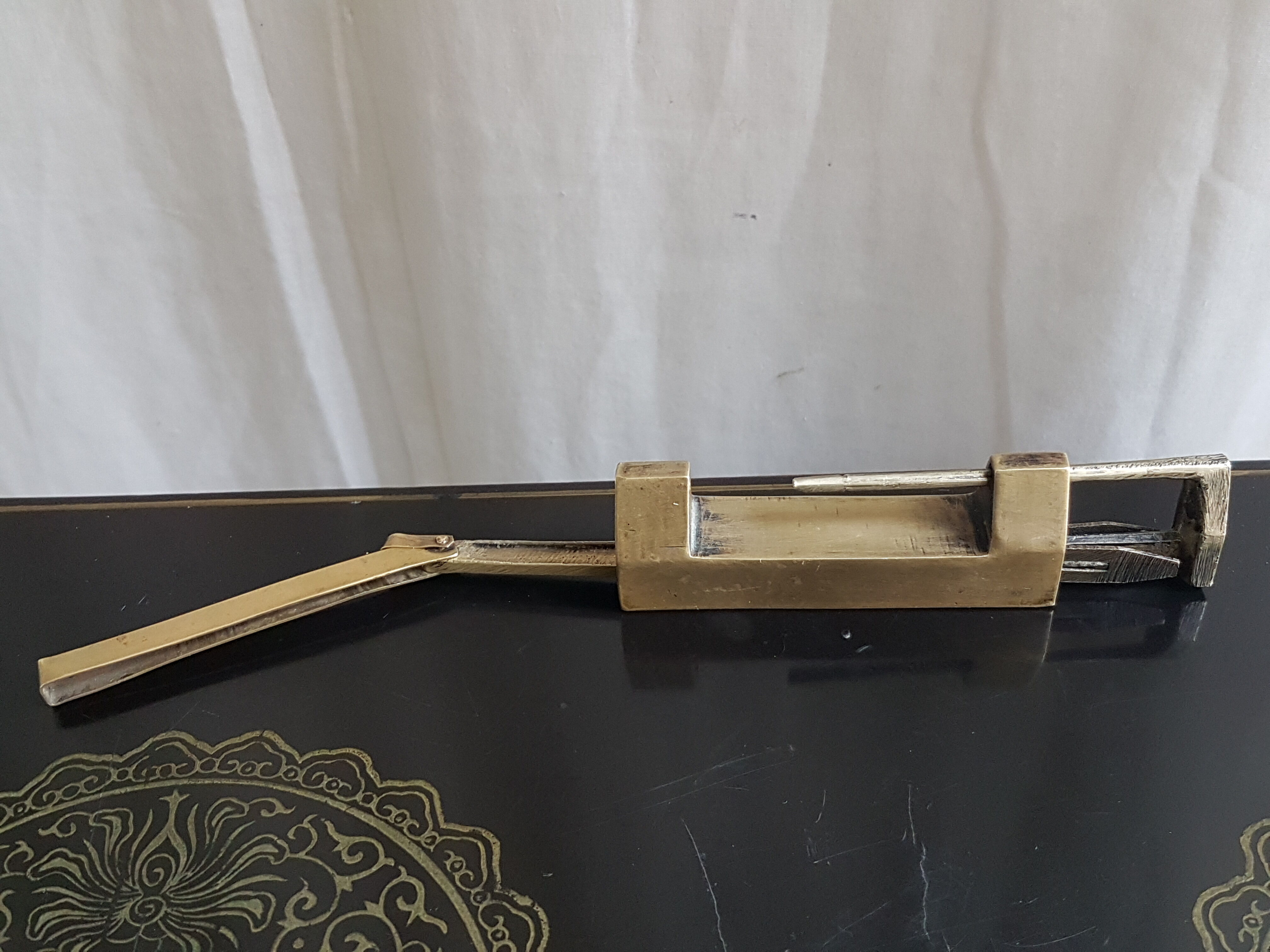 Chinese Bahut in 2-door laque