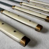 Série de 11 couteaux de table dentelés vintage