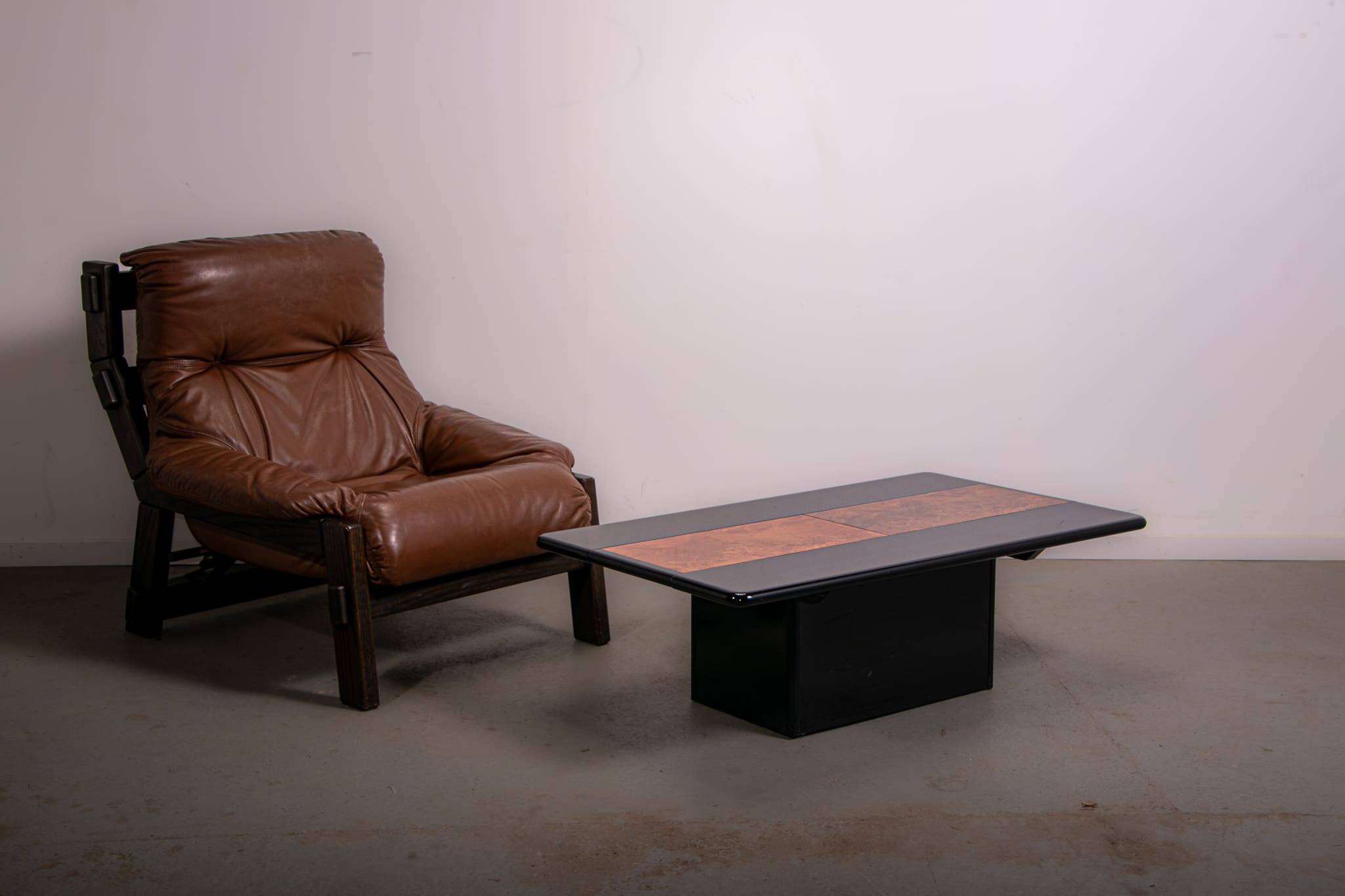 Table basse bar dissimulée, laque brillante et placage en loupe, vers 1980