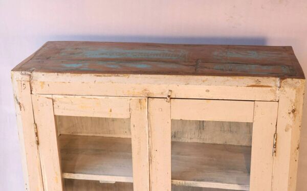 Ancienne vitrine en teck birman patine blanché-écrue