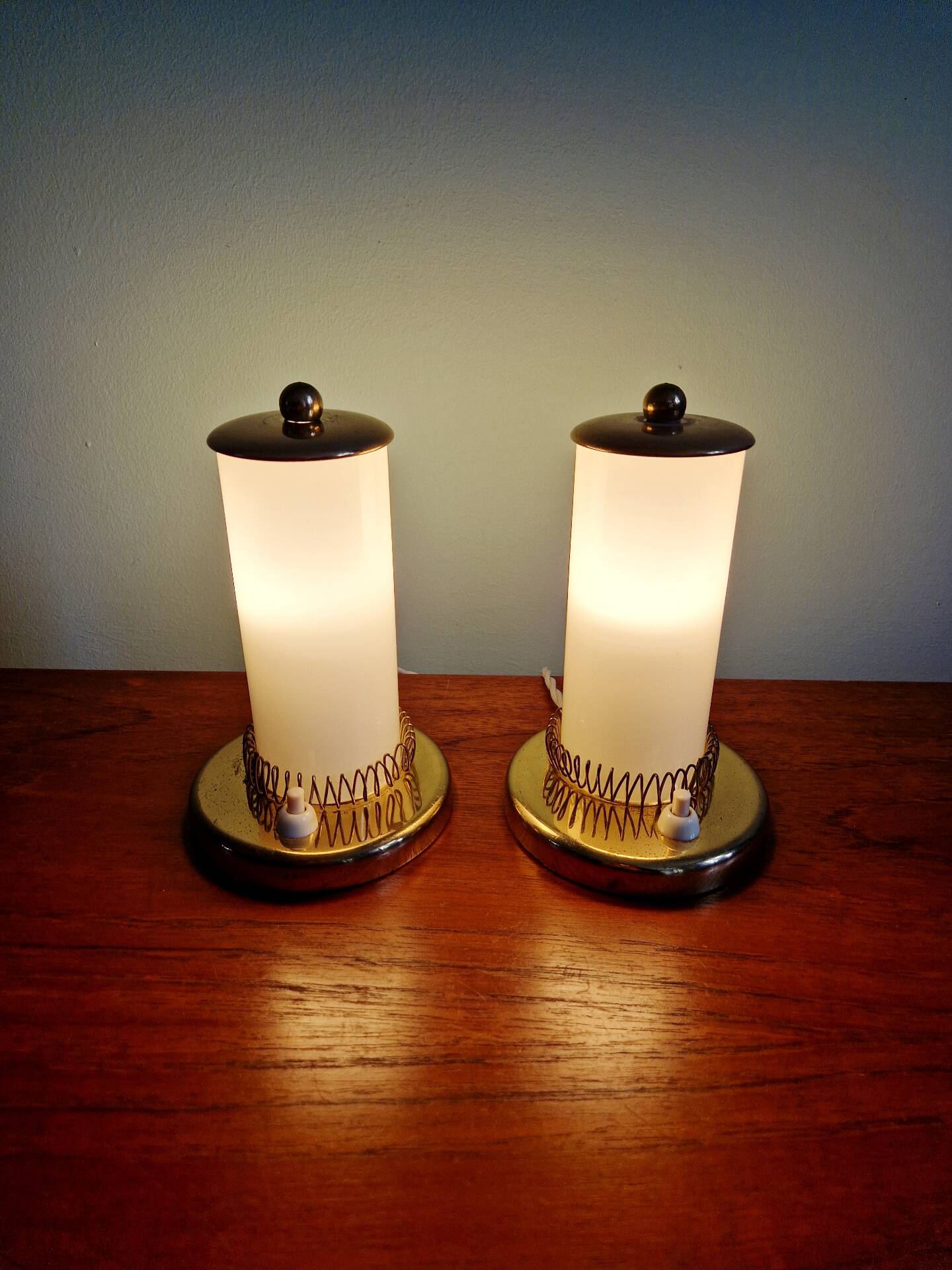 Pair of Mid-century bedside lamps in brass and opaline, 1950.