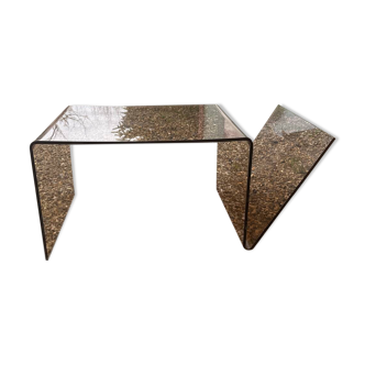 Coffee table with magazine holder