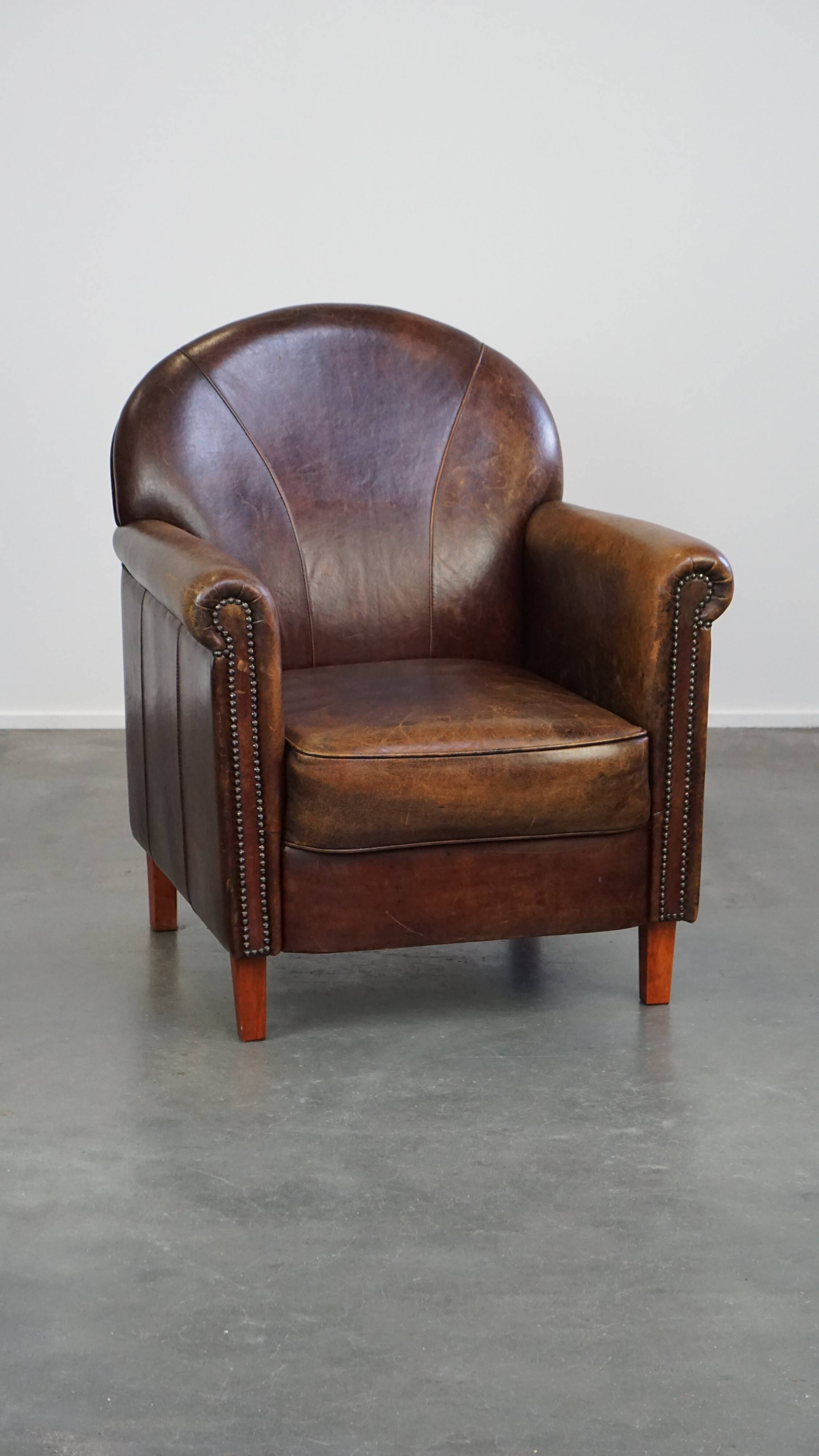 Fauteuil design en cuir de mouton aux finitions soignées et soignées