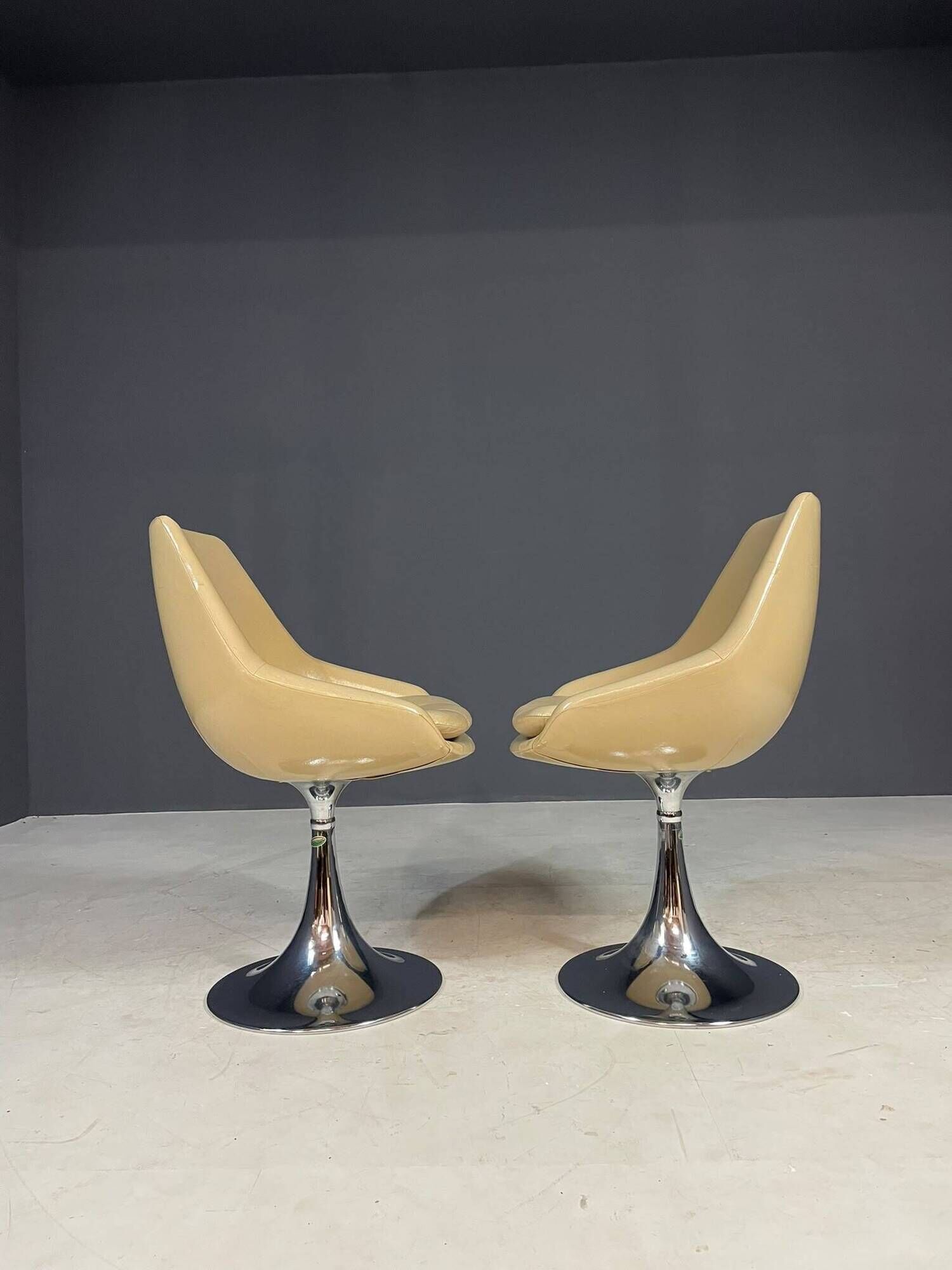 Pair of beige swivel chairs with chrome pedestal bases, France, 1970s, 82 × 55 × 45 cm