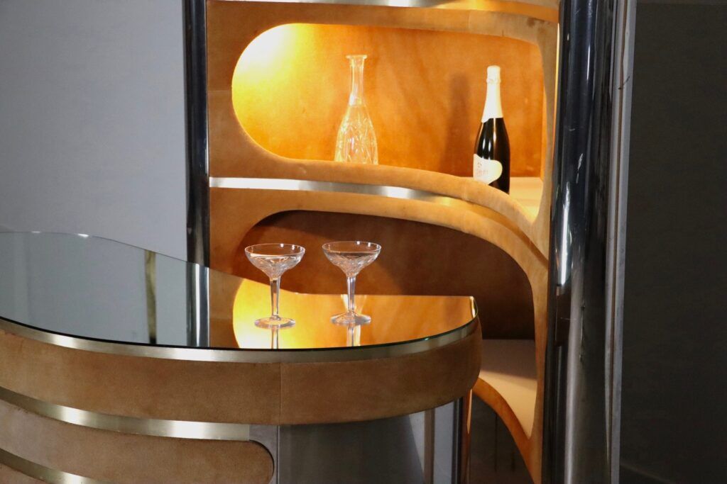 Suede and chrome dry bar with barstools in cognac by Willy Rizzo, Italy 1970s