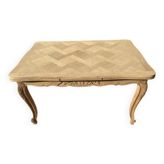 Table de style Louis XV en chêne décapée et laissée en bois naturel