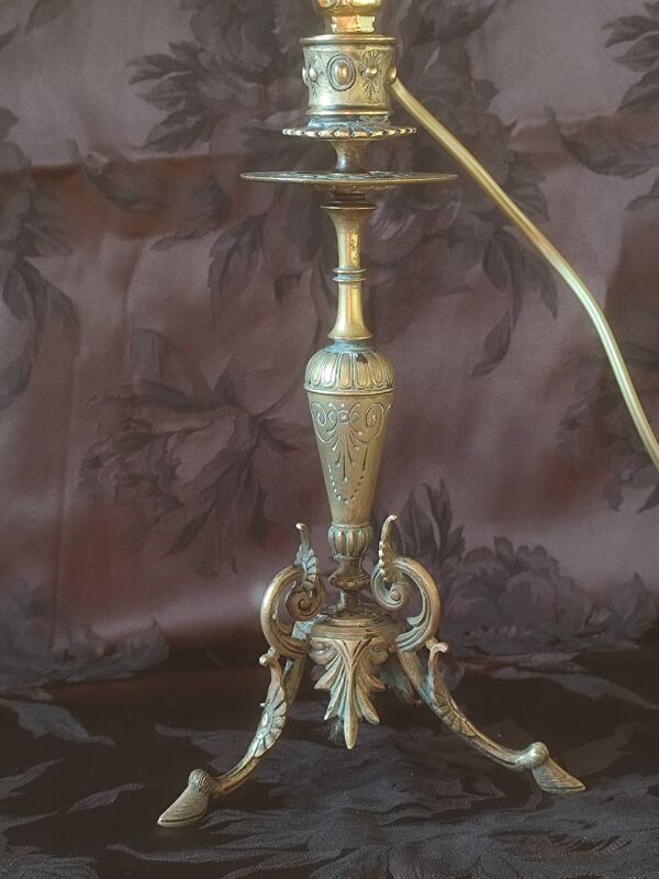 Lampe bougeoir électrifiée, lampe de table bronze tripode pattes de chèvres