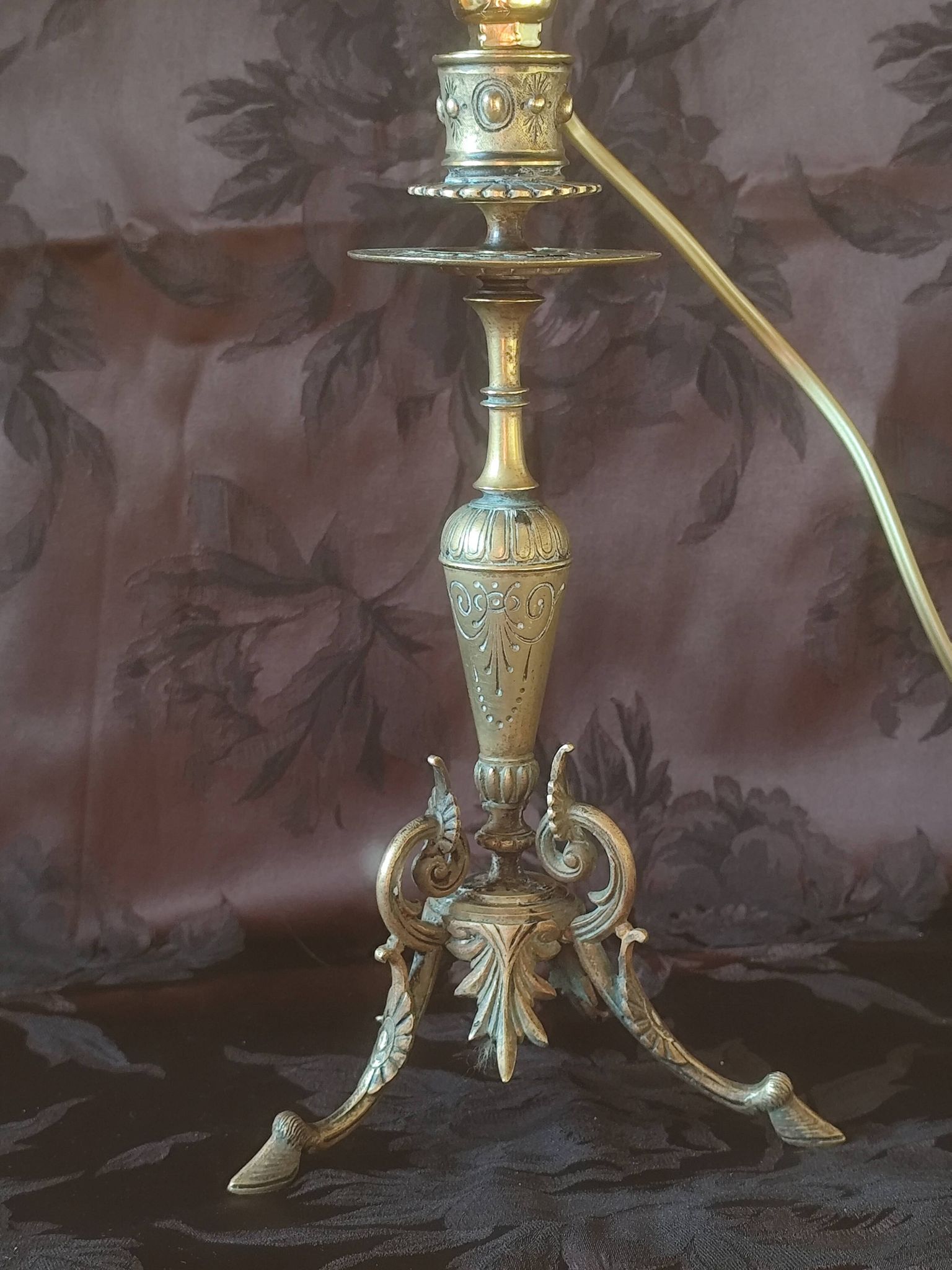 Lampe bougeoir électrifiée, lampe de table bronze tripode pattes de chèvres