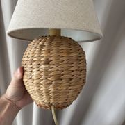 Lampe de table vintage en rotin tissé avec abat-jour en lin