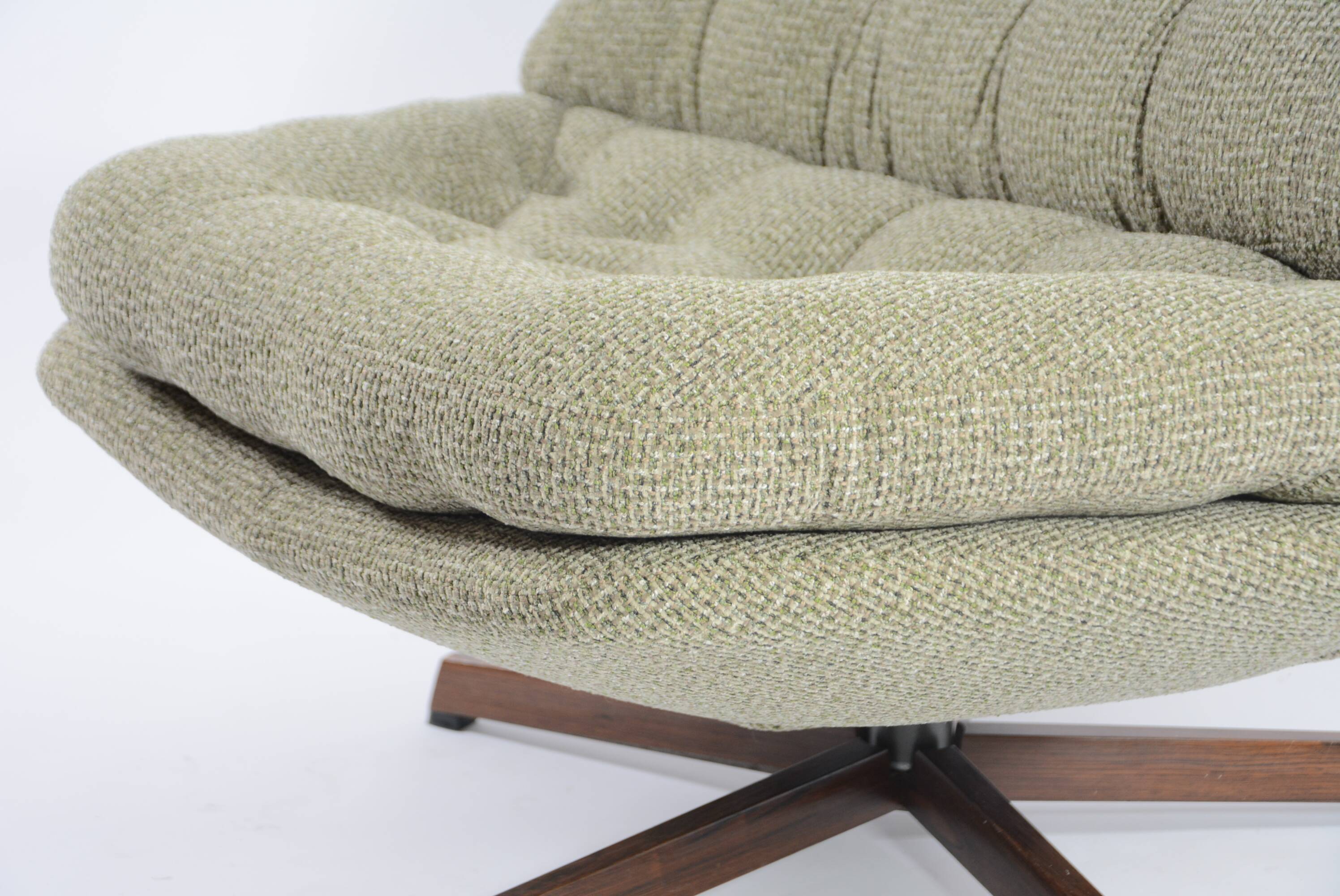 Chauffeuse pivotante scandinave verte