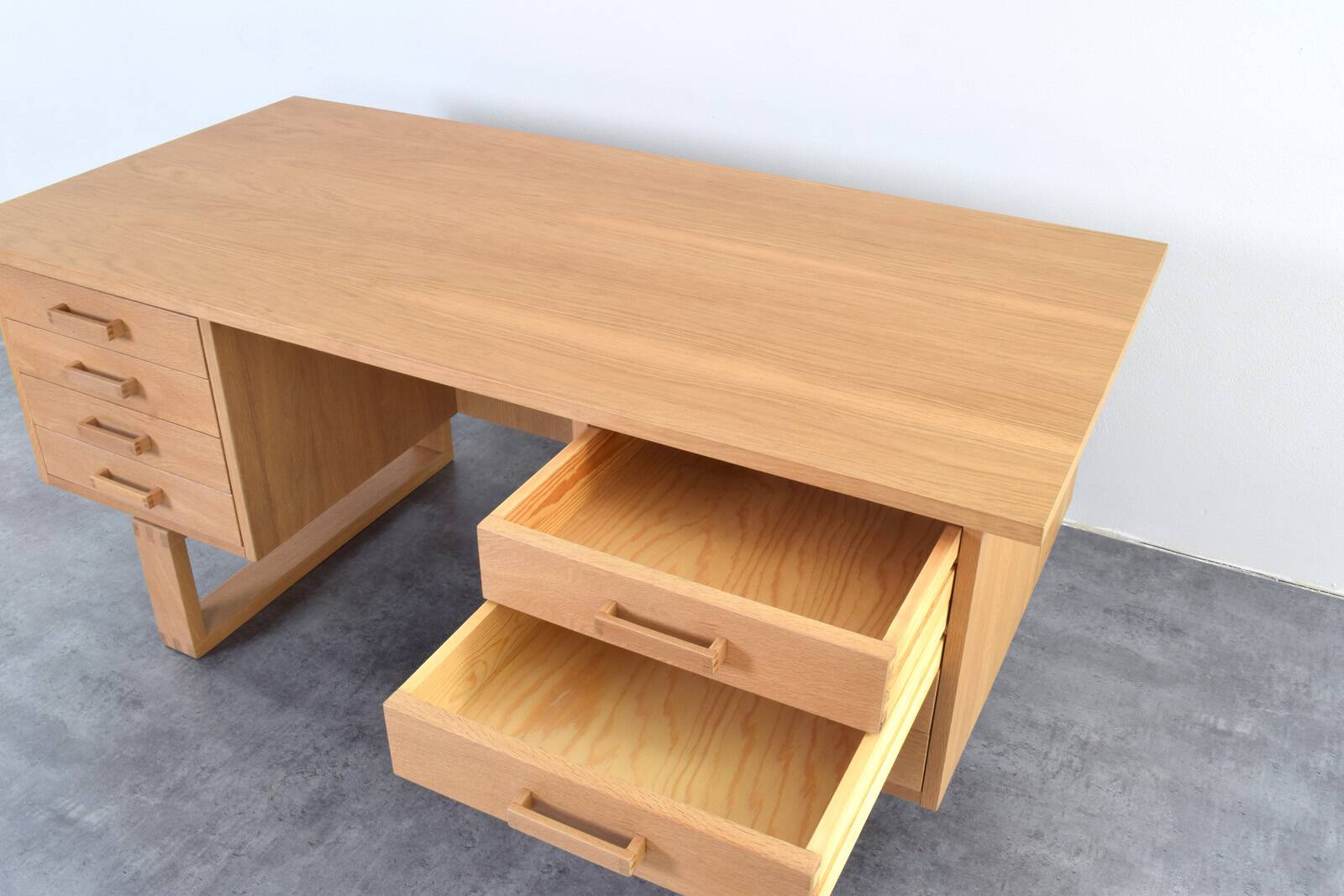 Mid-Century Oak Freestanding Desk by Torben Valeur & Henning Jensen for Dyr