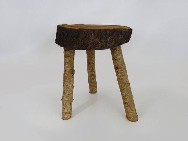 Tabouret de traite tripode en chêne, art paysan Ariège, France (XIXe siècle)