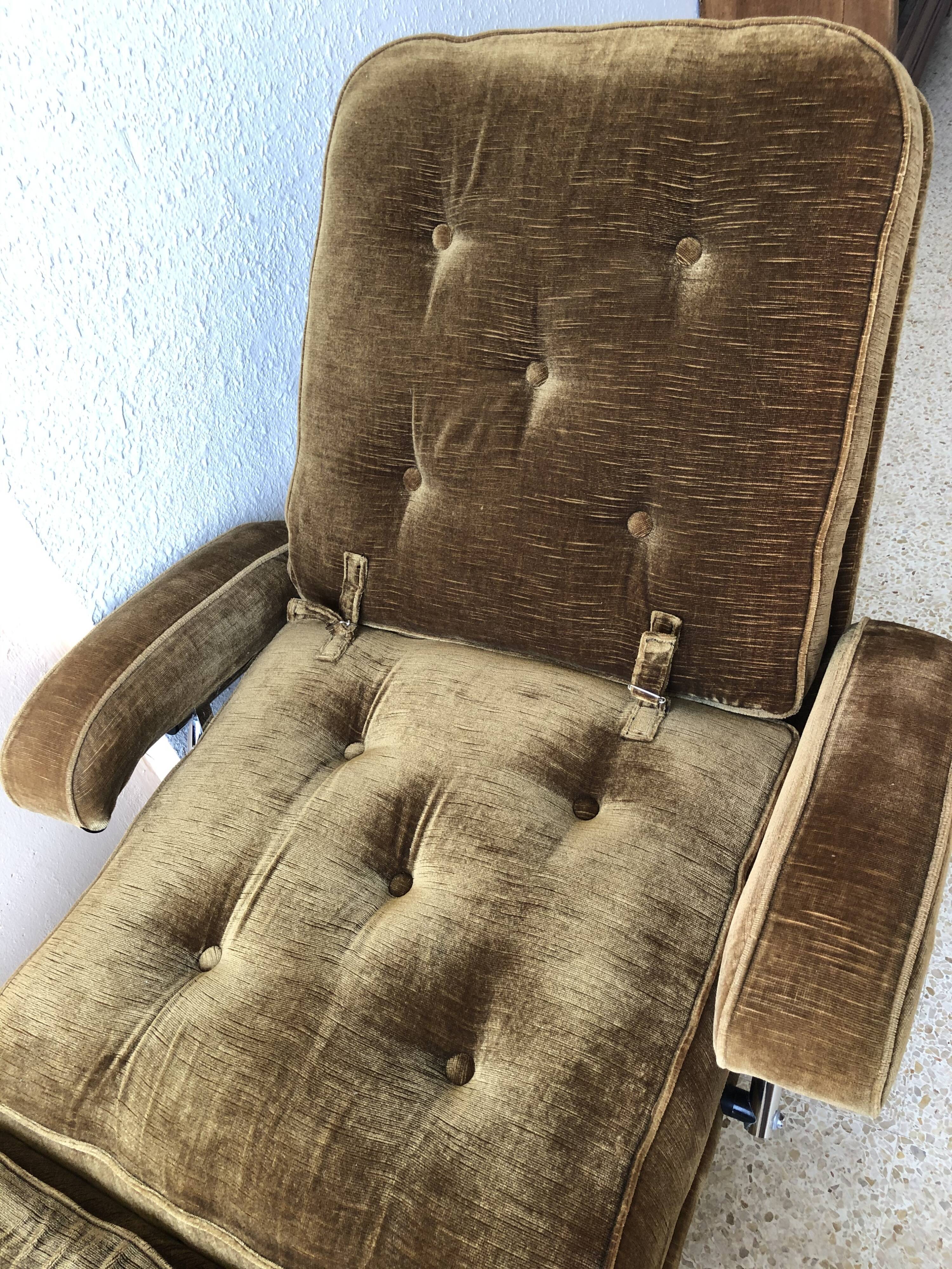 Seventies long chair in ochre velvet