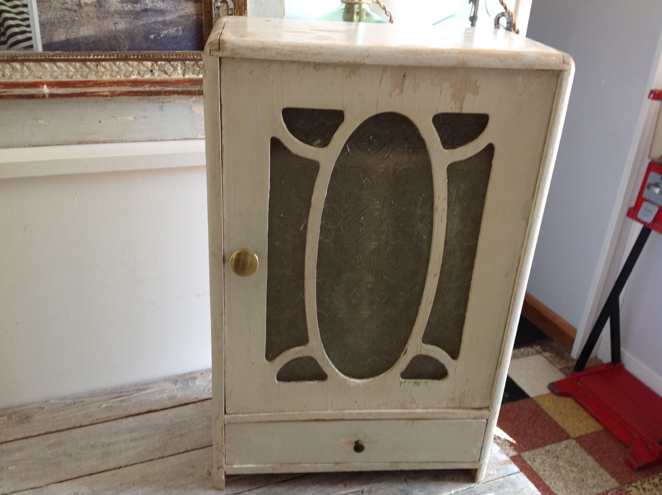 Pharmacy cabinet