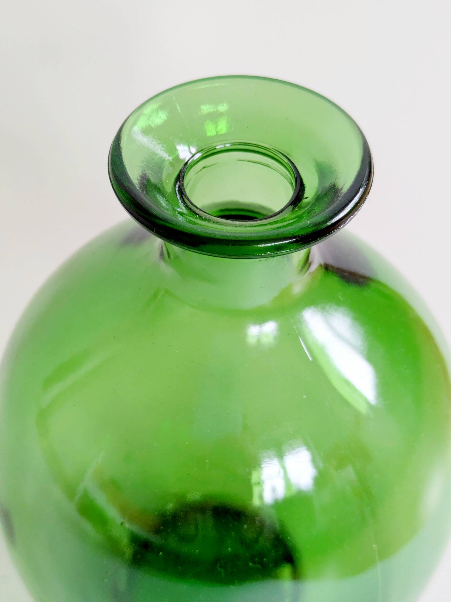 Vintage green glass bottle vase, decorative soliflore.