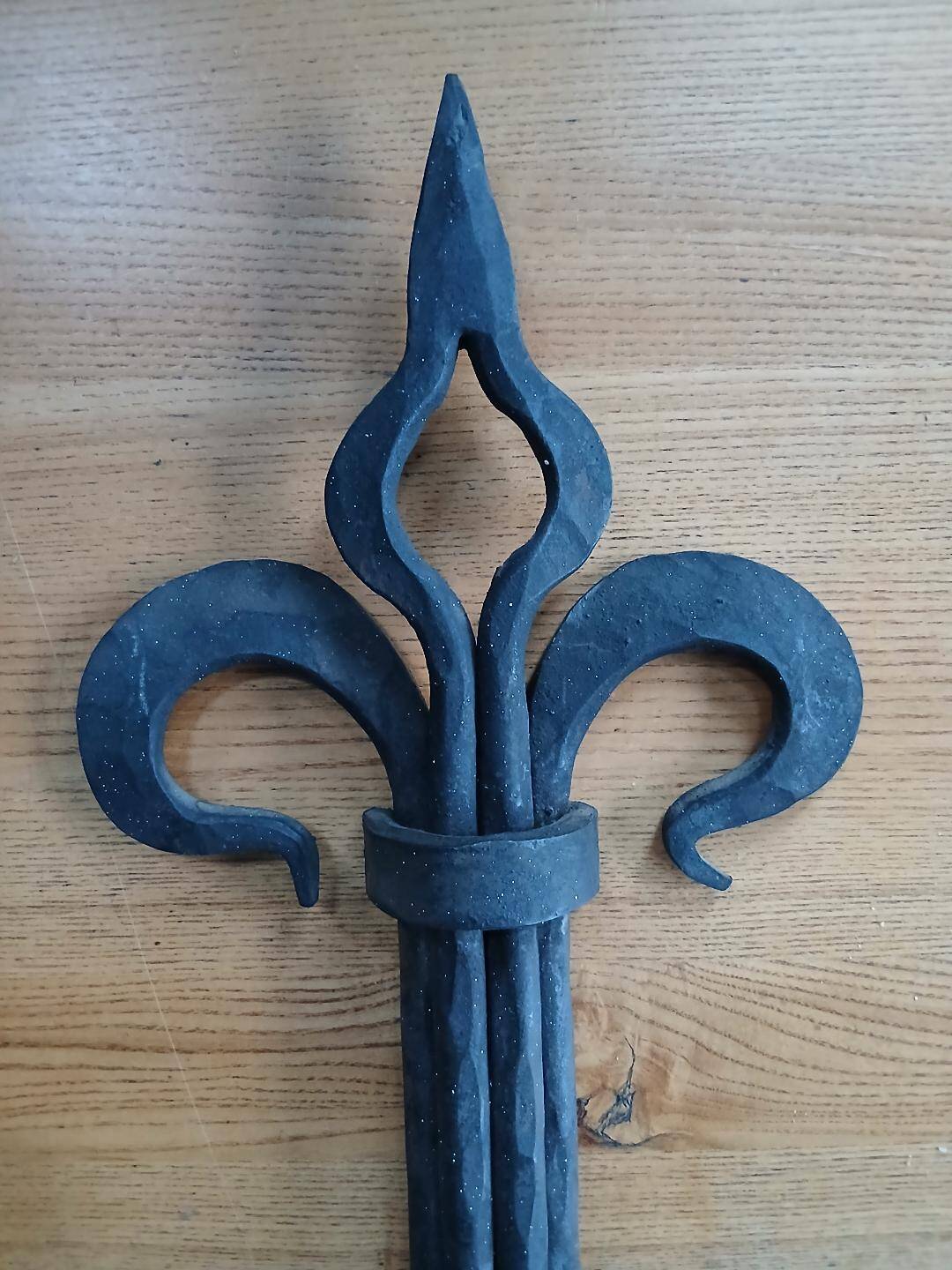 Paire d’appliques en fer forgé Lys de château Français