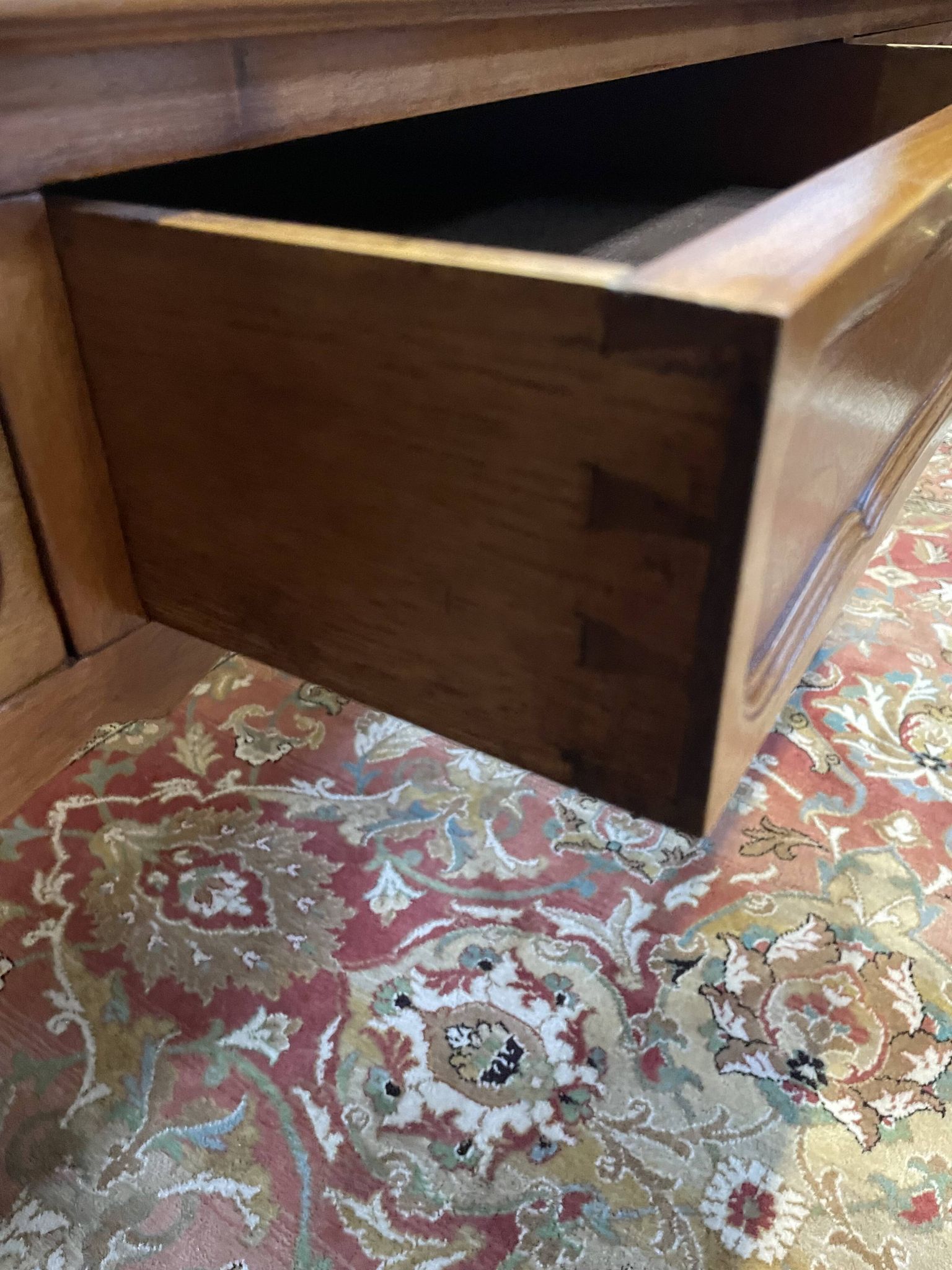Bureau plat de style Louis XV en acajou blond