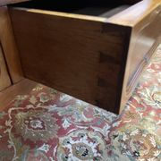 Bureau plat de style Louis XV en acajou blond