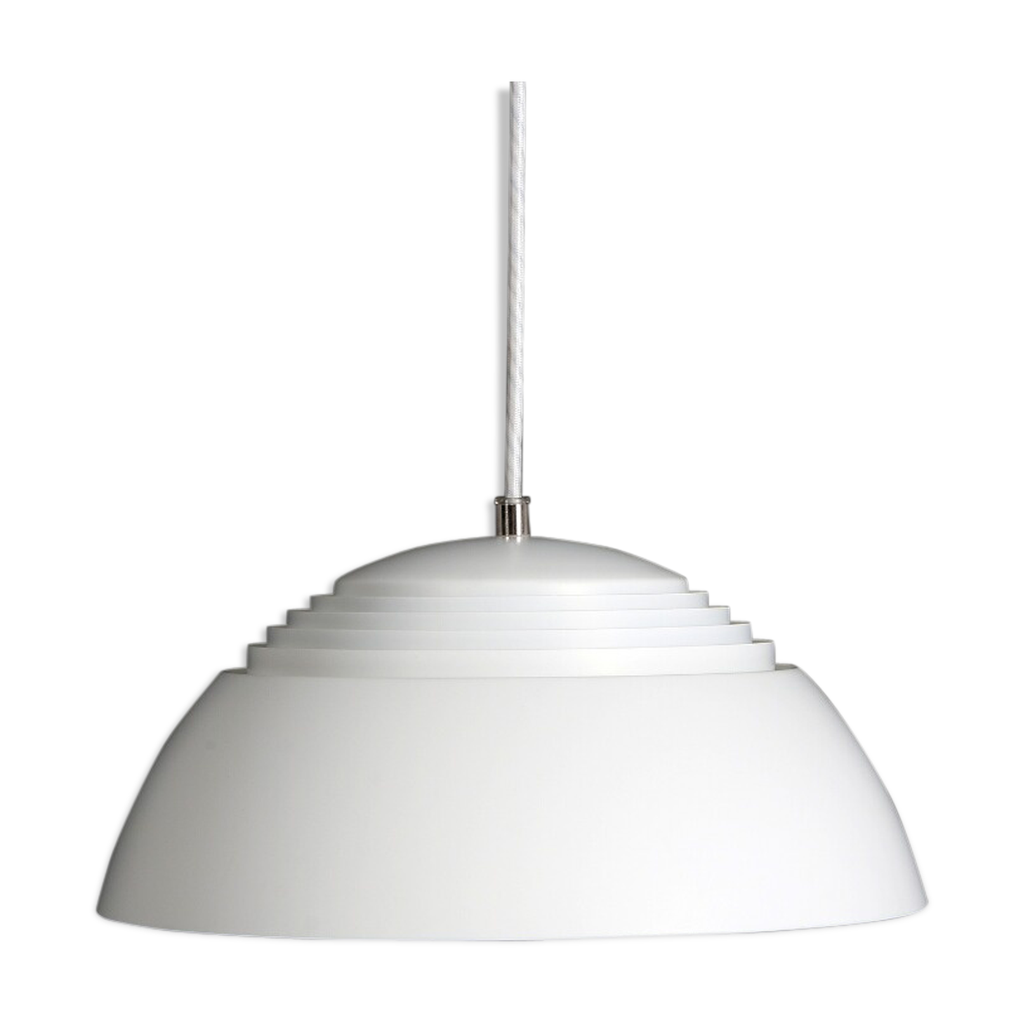 Suspension Arne Jacobsen