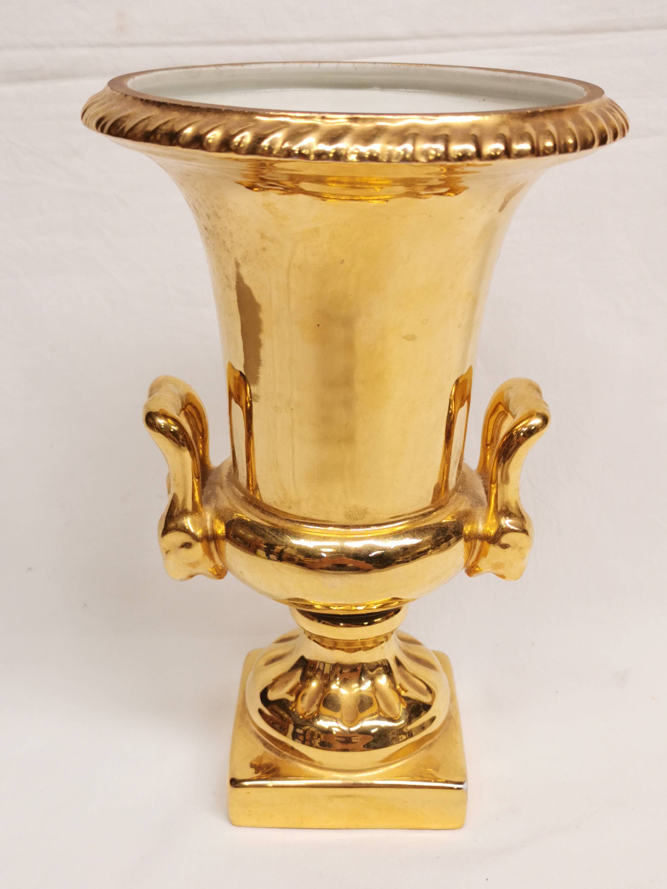 Medici-shaped vase in gilded Paris porcelain.