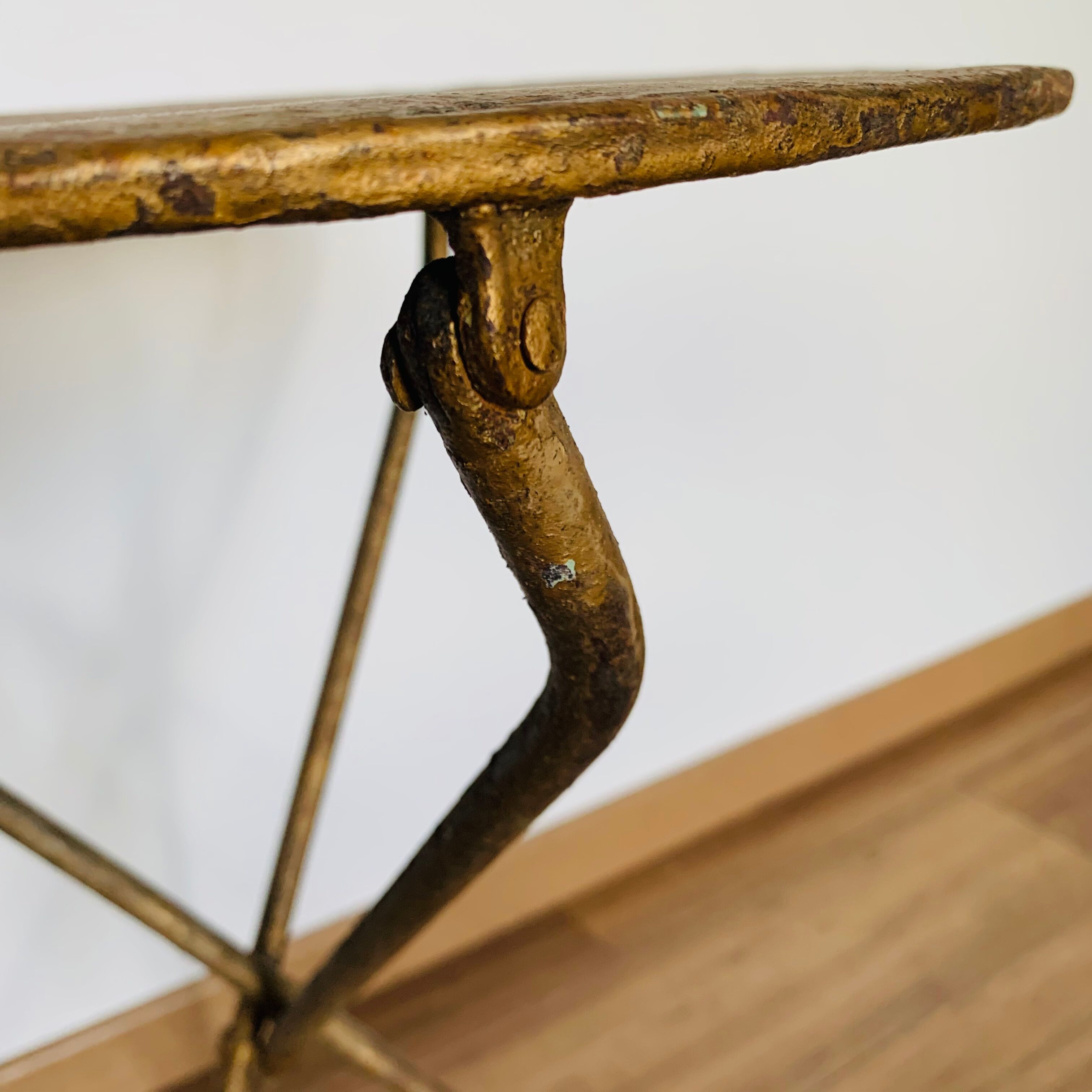 Pedestal table / small folding round table