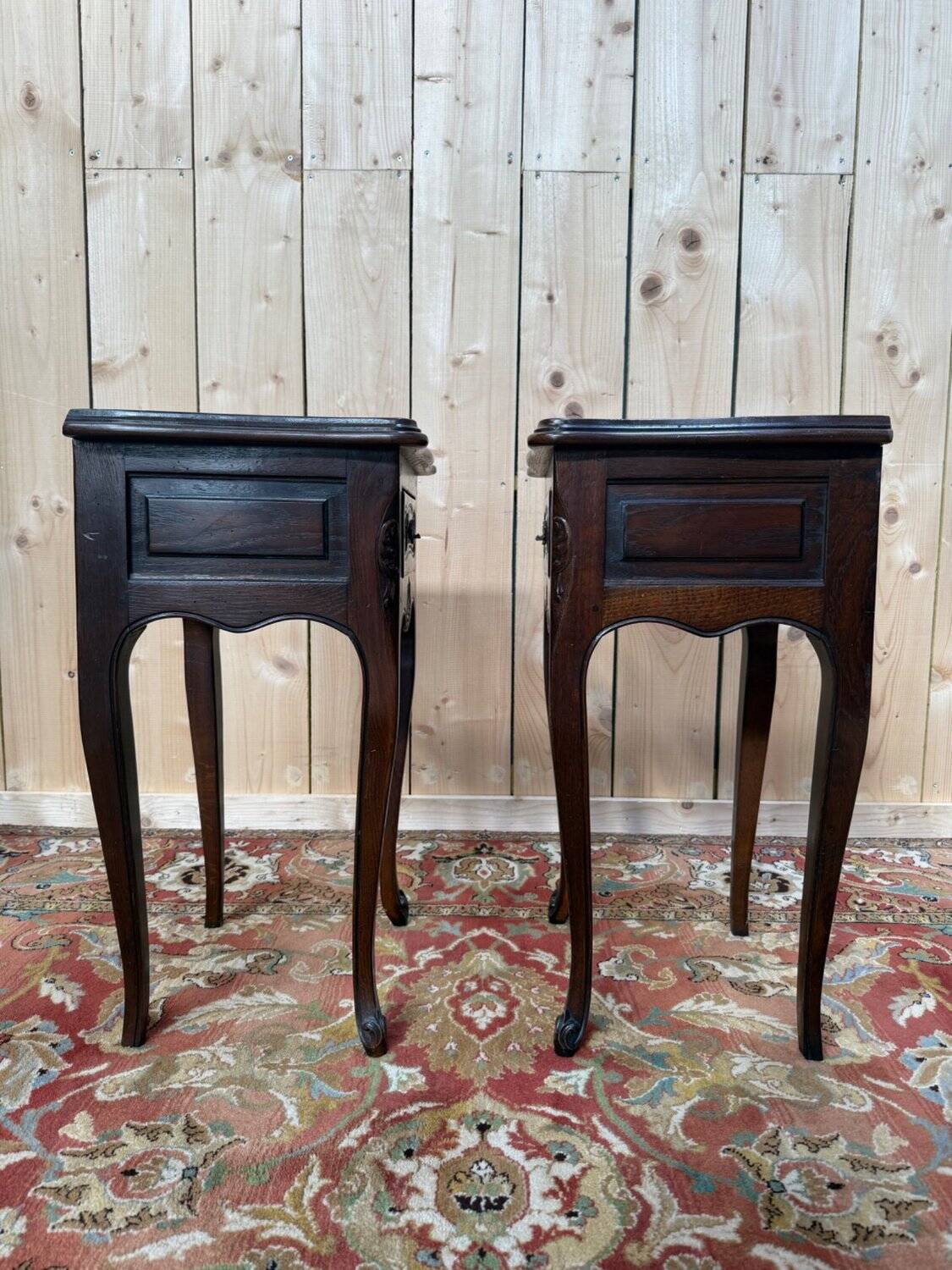 Pair of bedside tables – Louis XV style – Solid oak – Brass