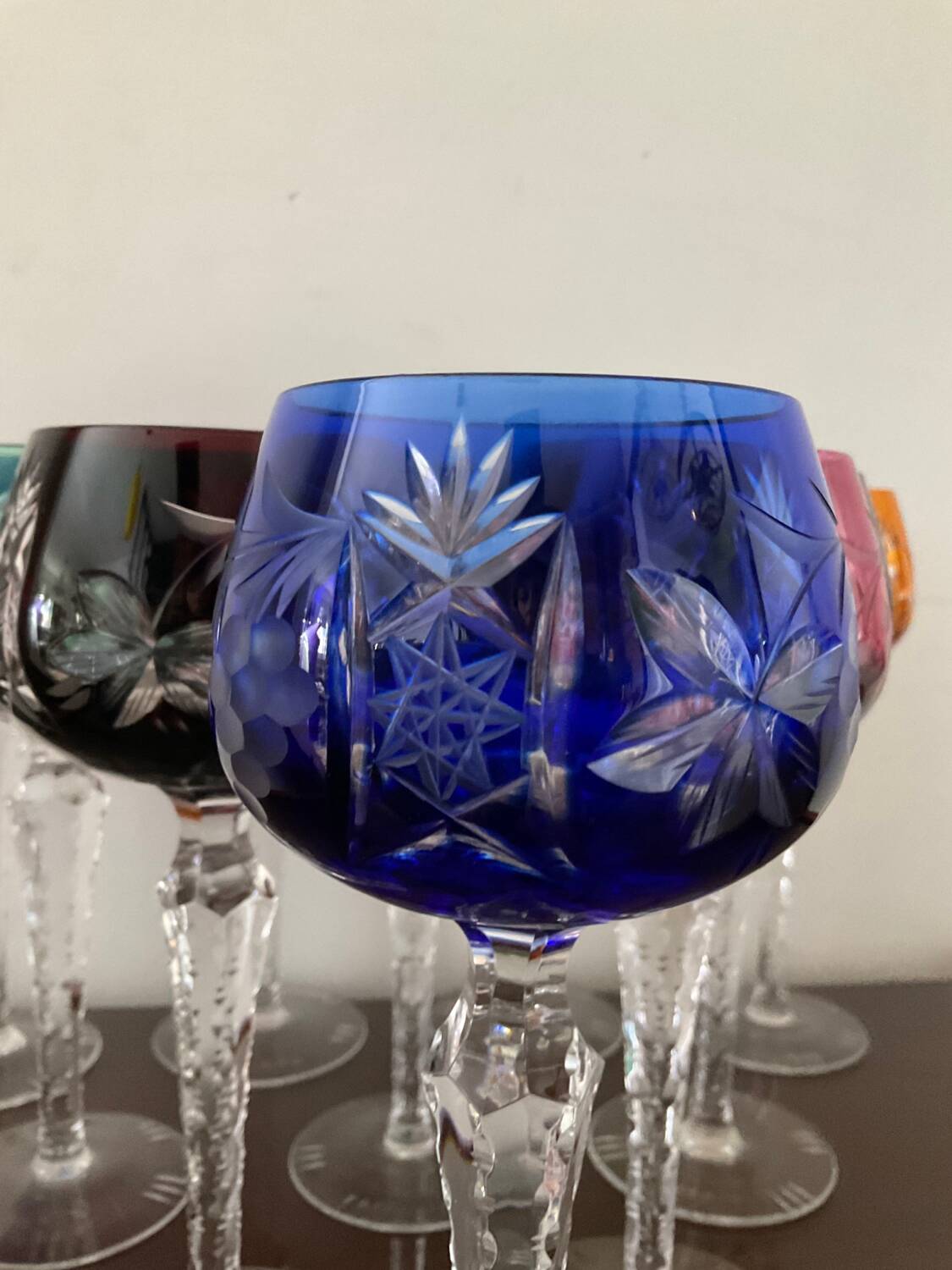 Série de 10 verres anciens multicolores en cristal ciselé