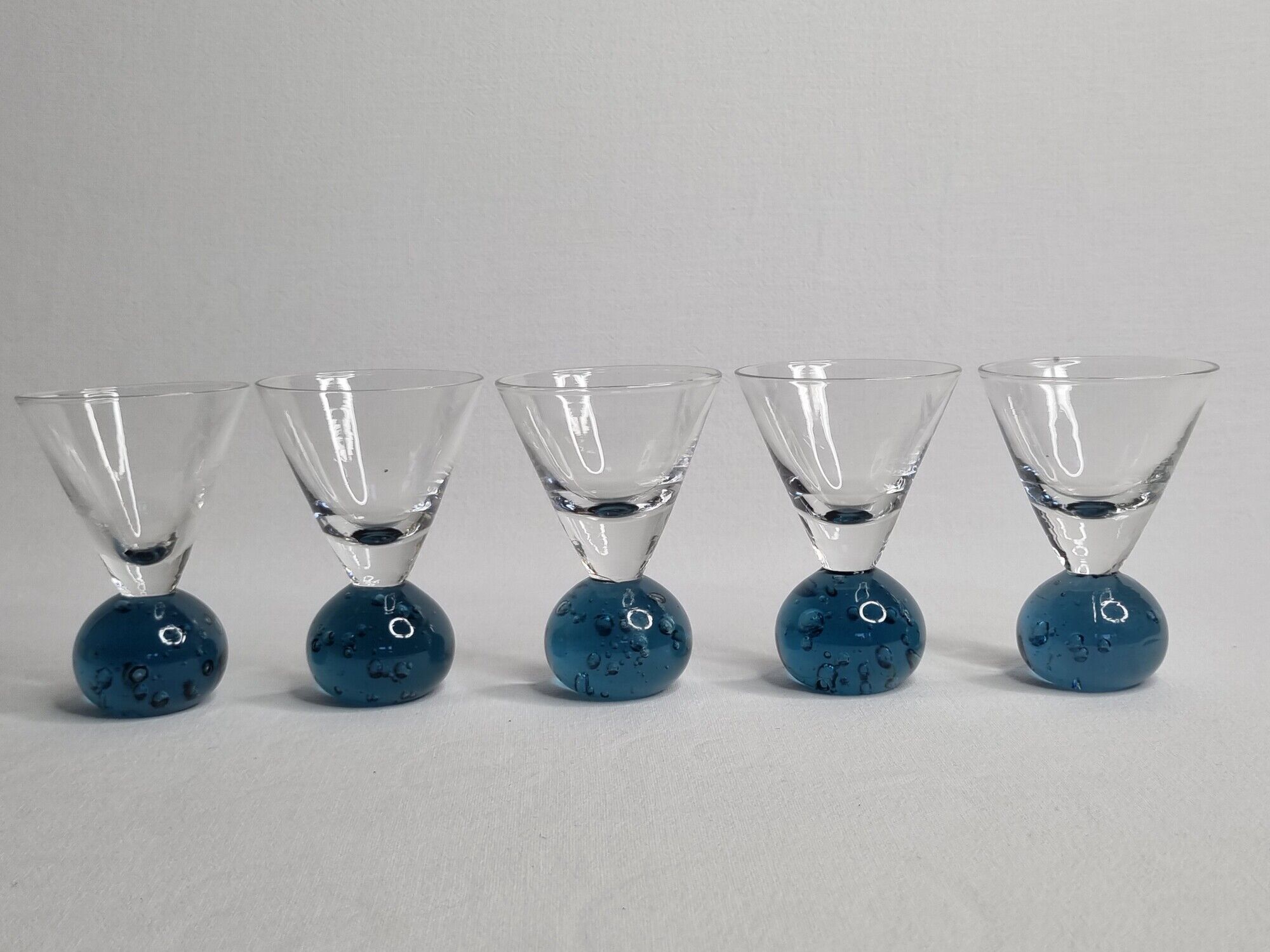 Set of 5 ball-shaped ball-shaped liquor glasses in a bubbled glass
