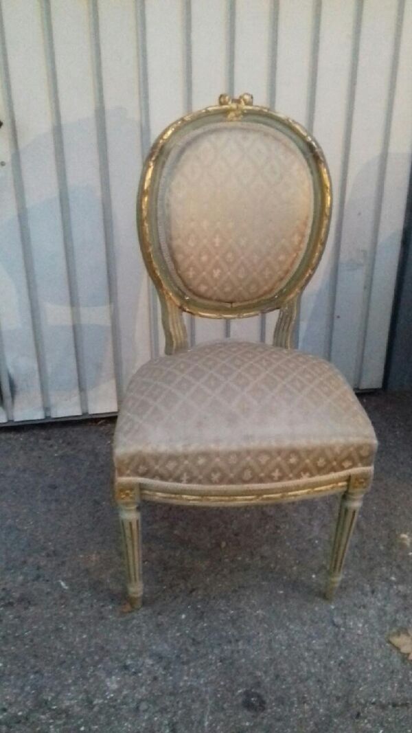 Salon doré deux fauteuils et un canapé forme gondole et une paire de chaises Louis XVI