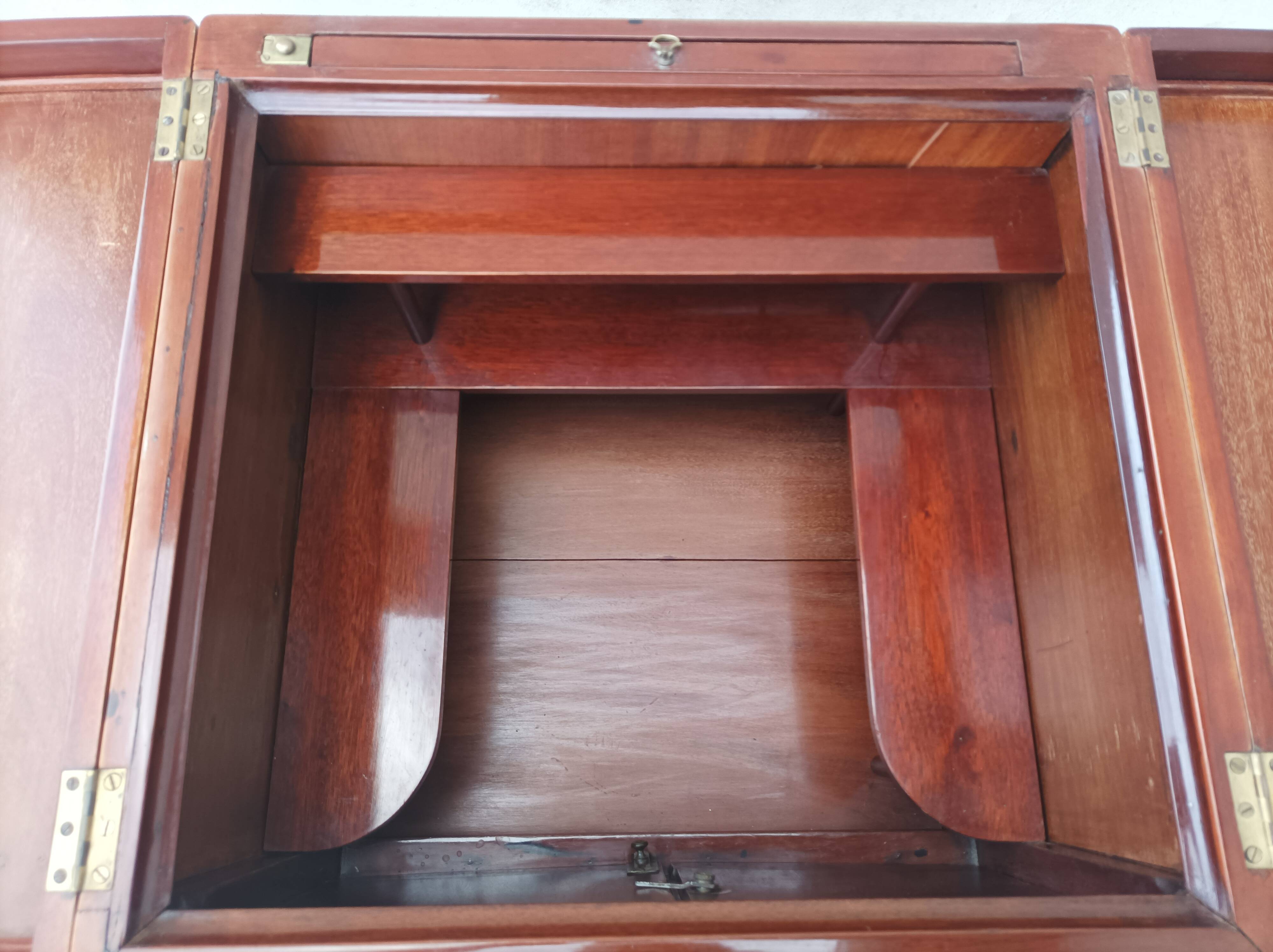Meuble de barbier ou bar anglais en acajou