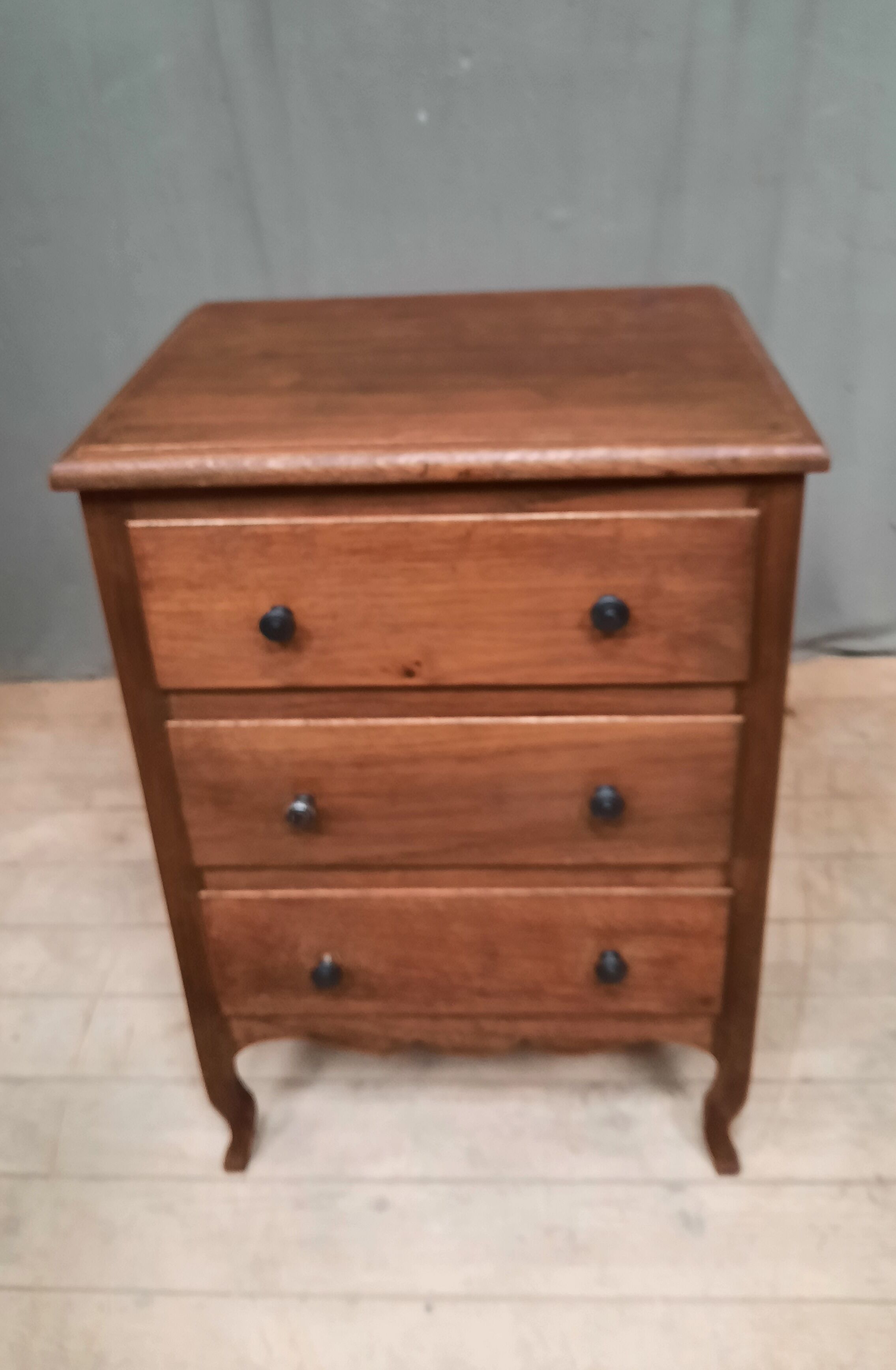 Cabinet with 3 drawers