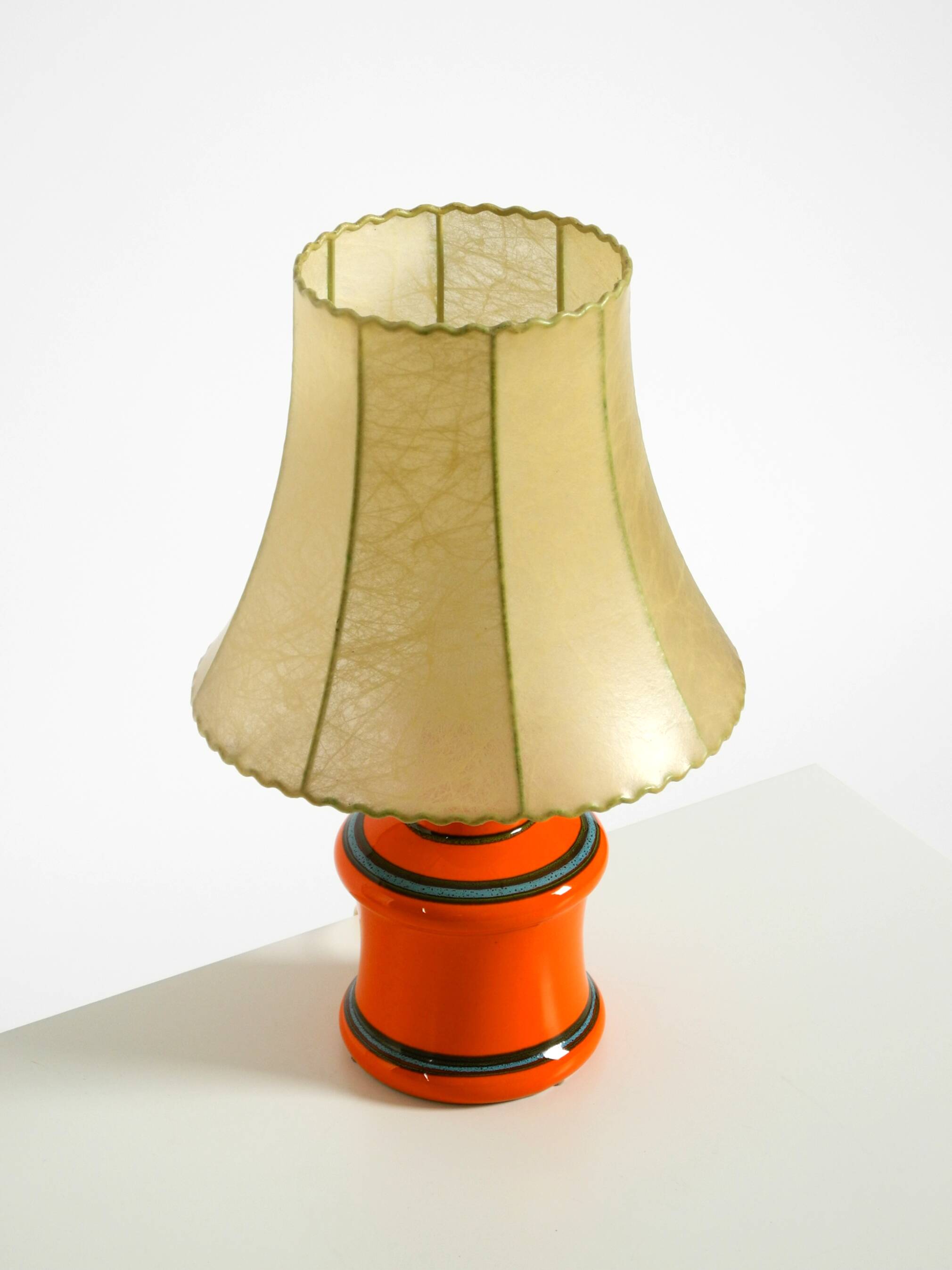Beautiful 1960s orange ceramic table lamp with Cocoon shade | Made in Italy