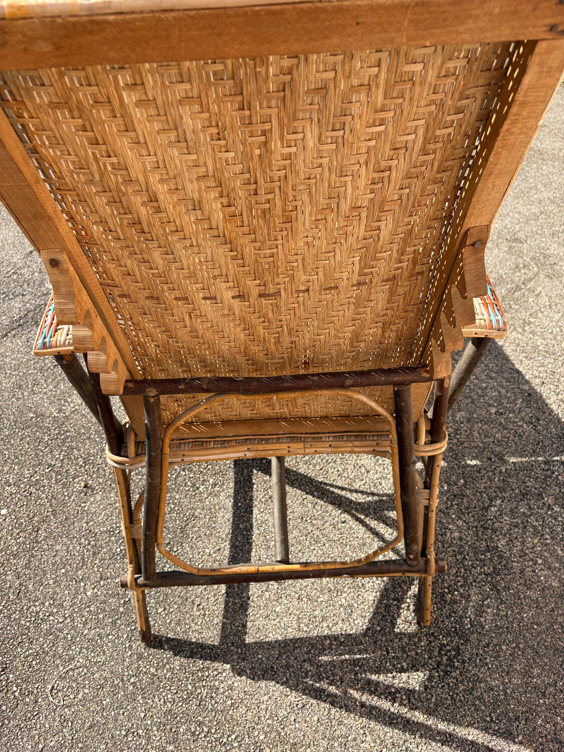 Wicker chaise longue