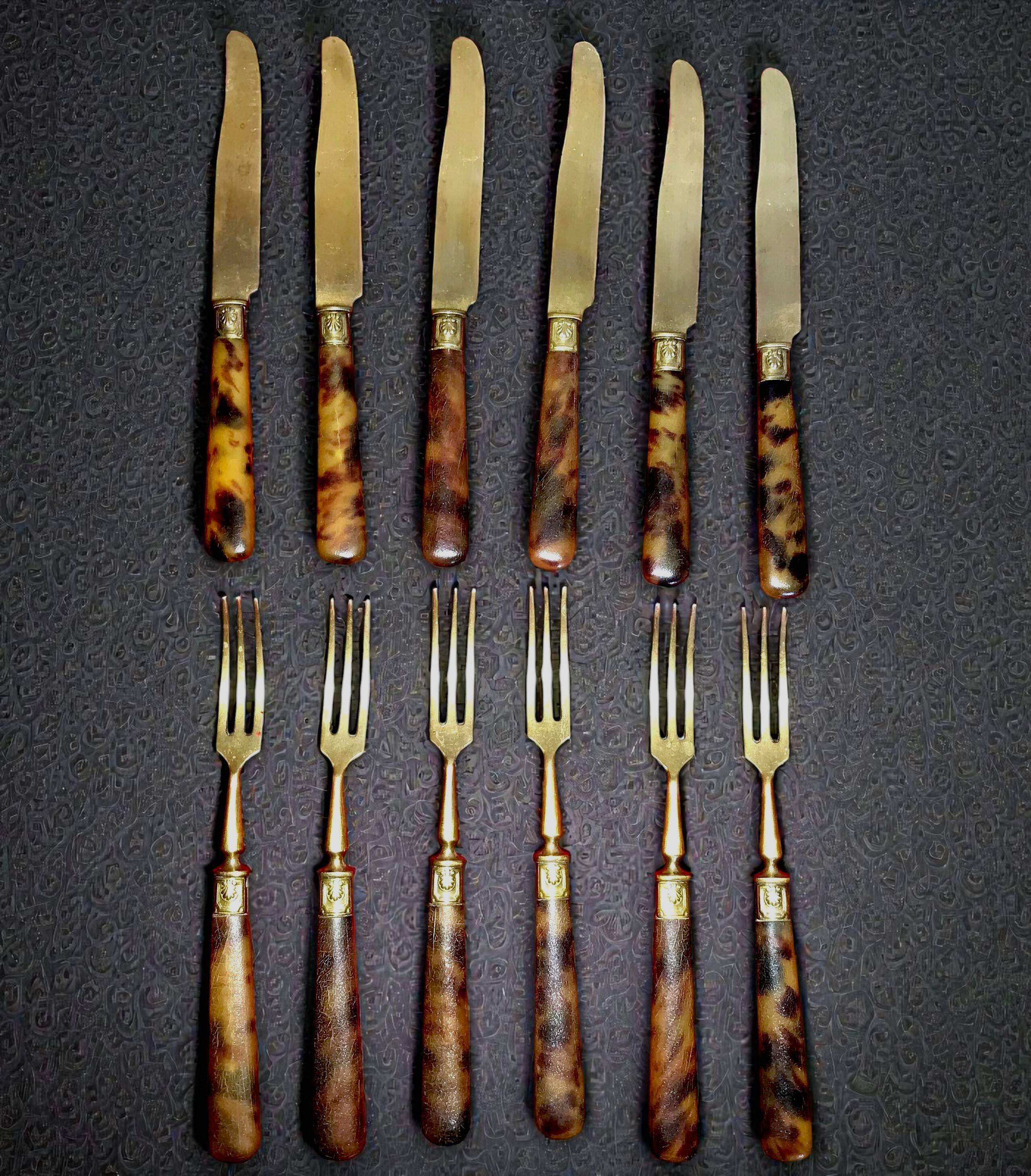Table art, 12 fruit cutlery sets in gilded metal with horn from the early 20th century.