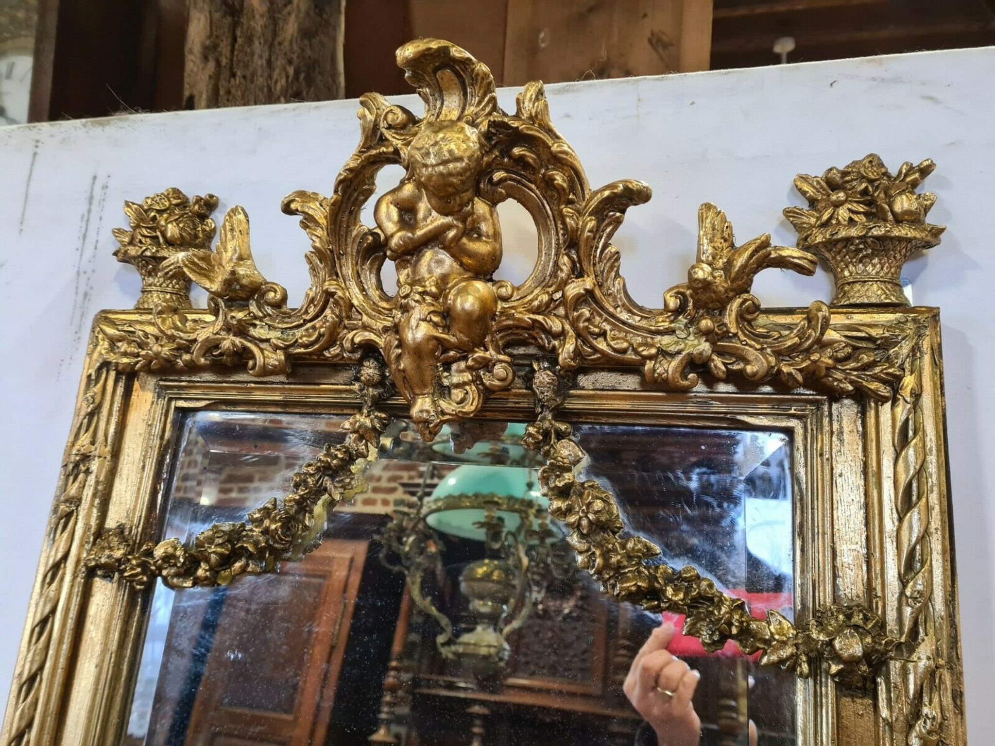 Miroir avec un ange en bois doré et stuc 166x61cm