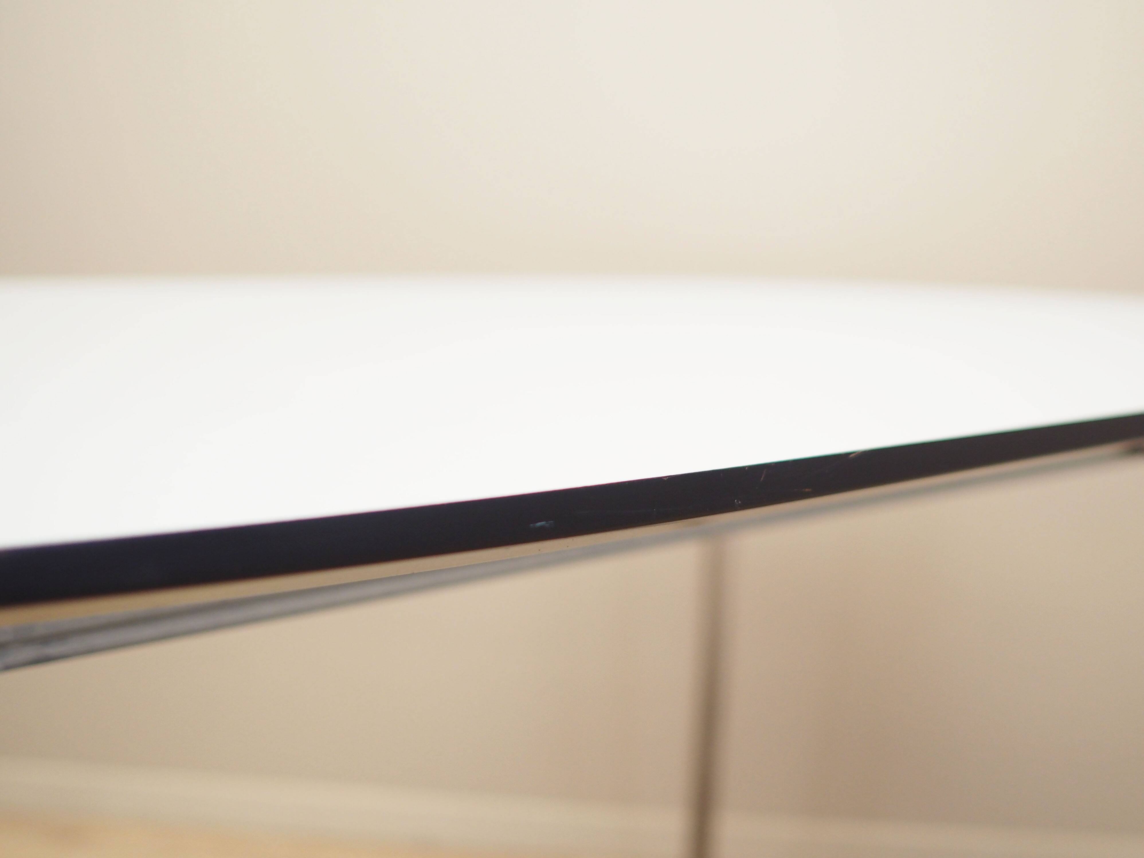 Table blanche, design italien, années 1990, production : Italie