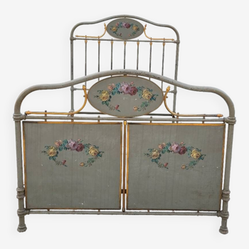 Cast iron bed decorated with flowers from the 19th century