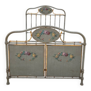 Lit en fonte décorées - fleurs