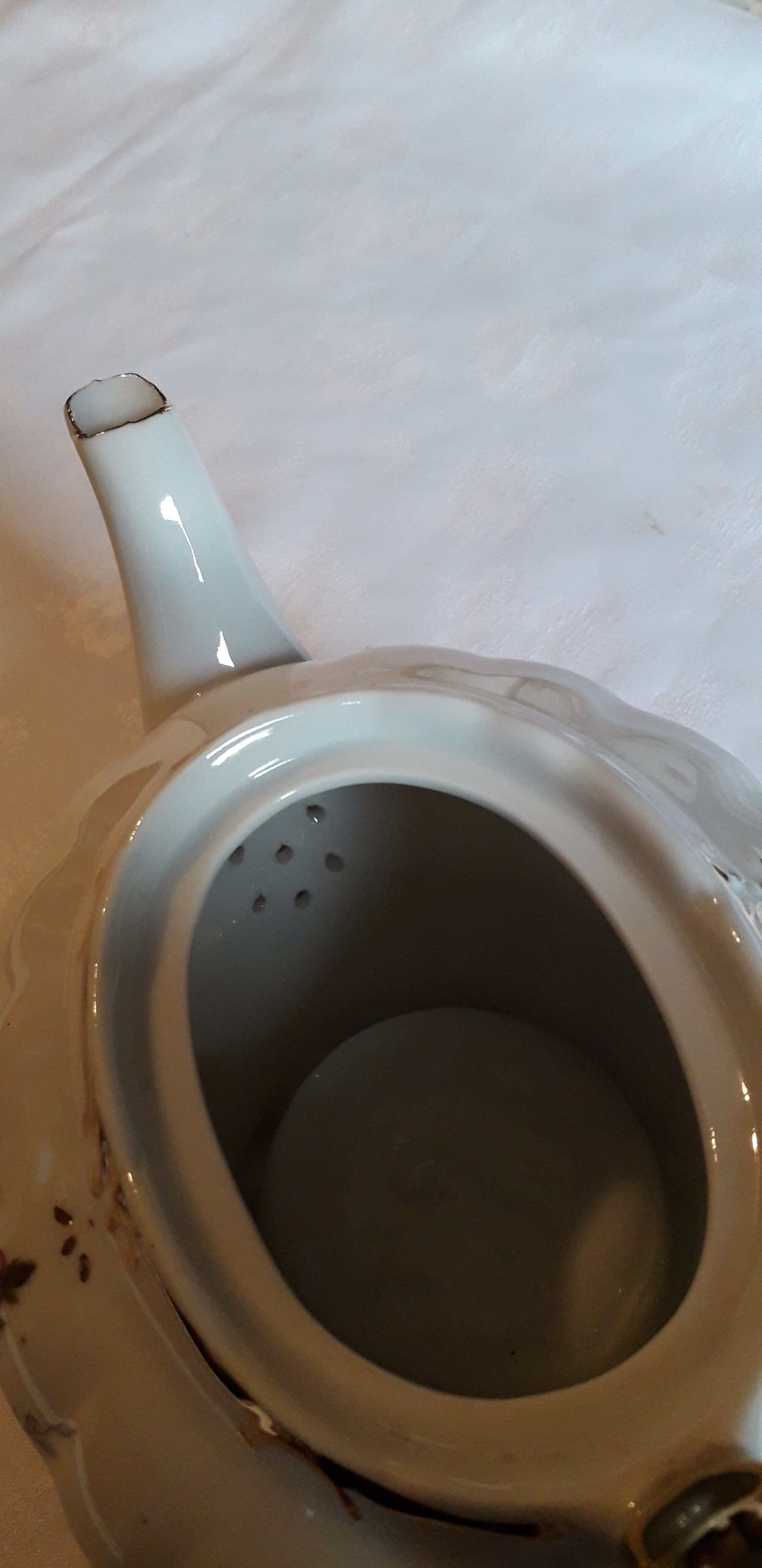 Musical teapot in white porcelain with floral decoration