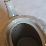 Musical teapot in white porcelain with floral decoration