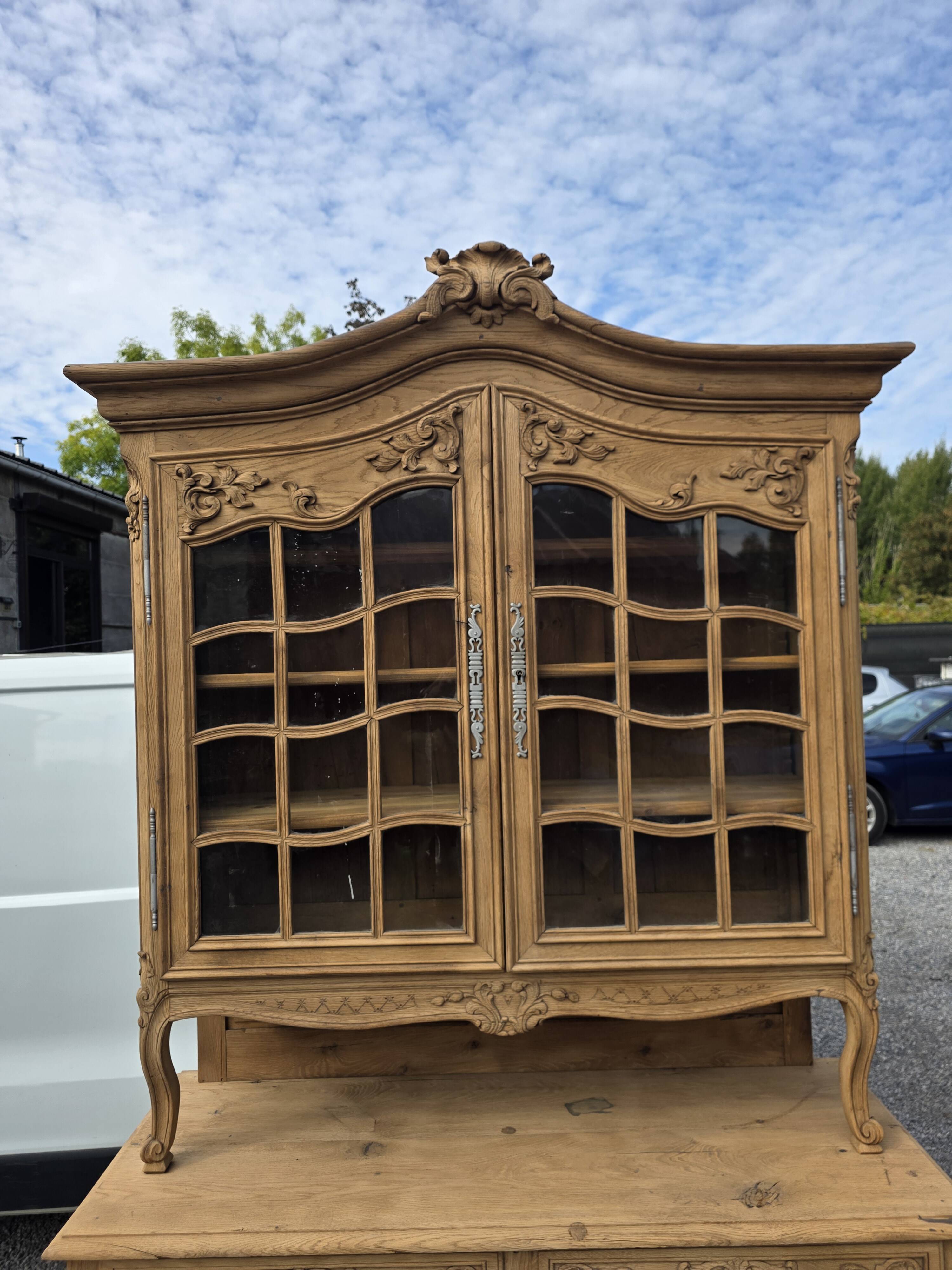 Buffet deux corps style Louis XV en chêne du XIXè